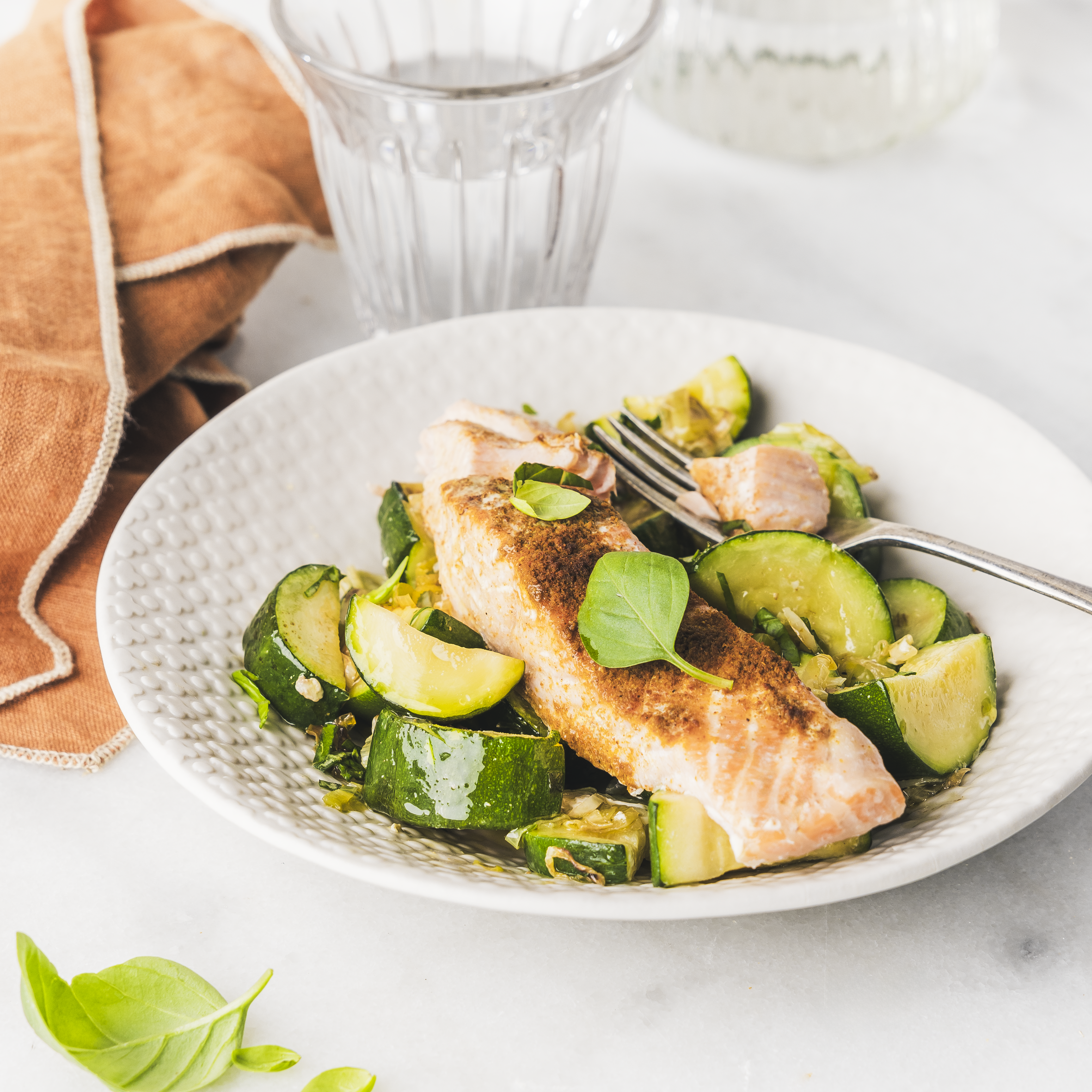 Salmone al vapore con zucchine, aglio e limone
