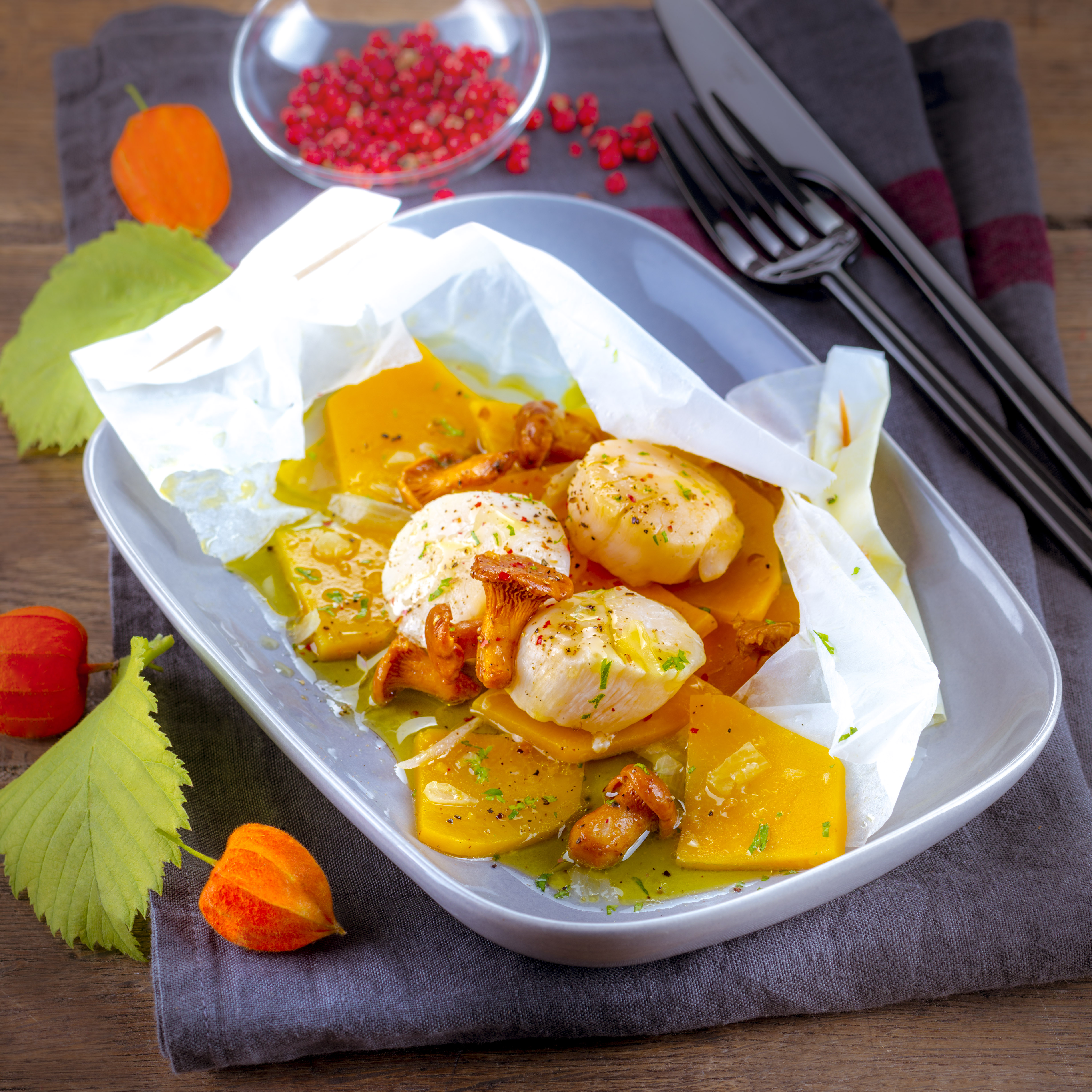 Papillotes de vieiras con níscalos y calabaza butternut