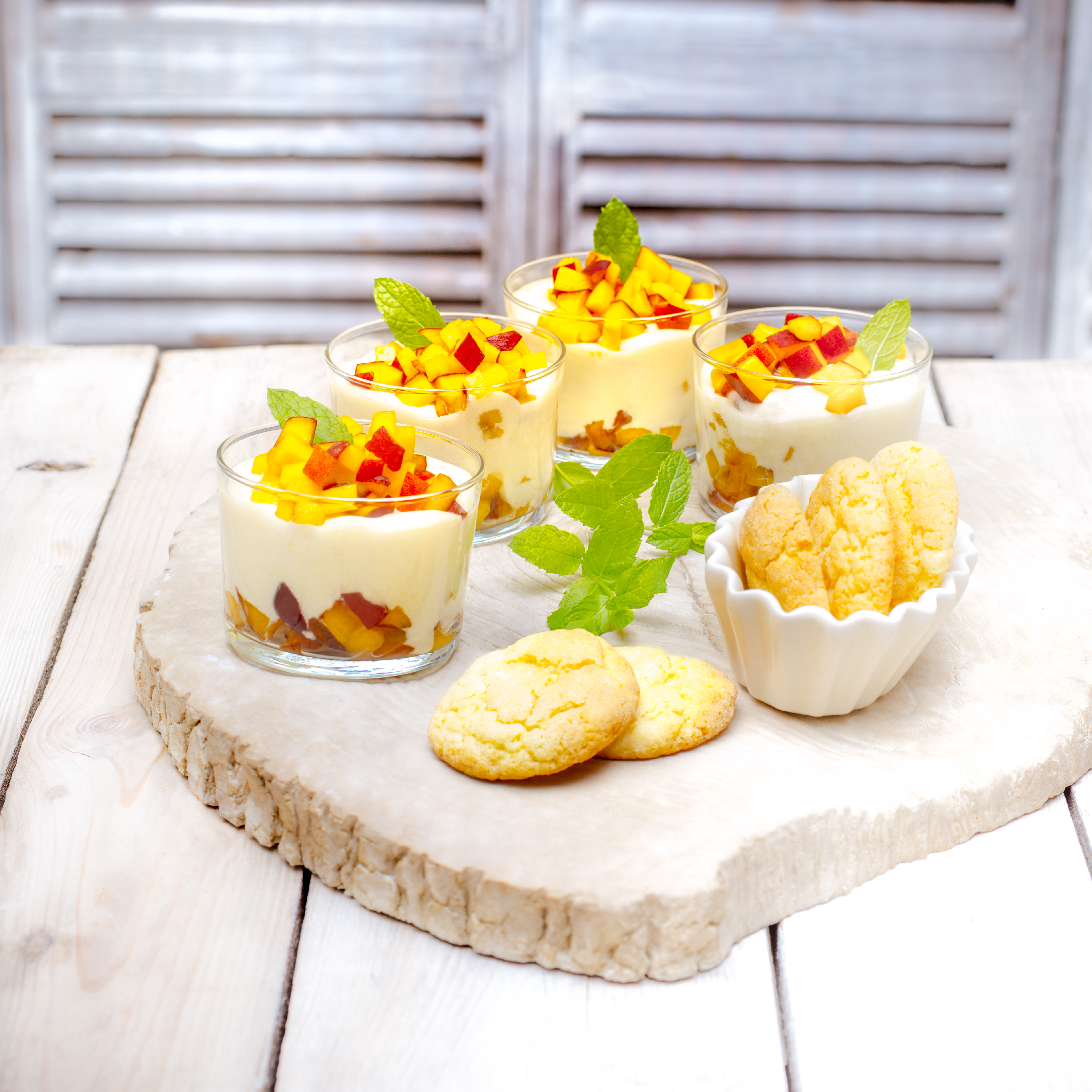 Mousse de melocotones con mascarpone y galletas de almendra