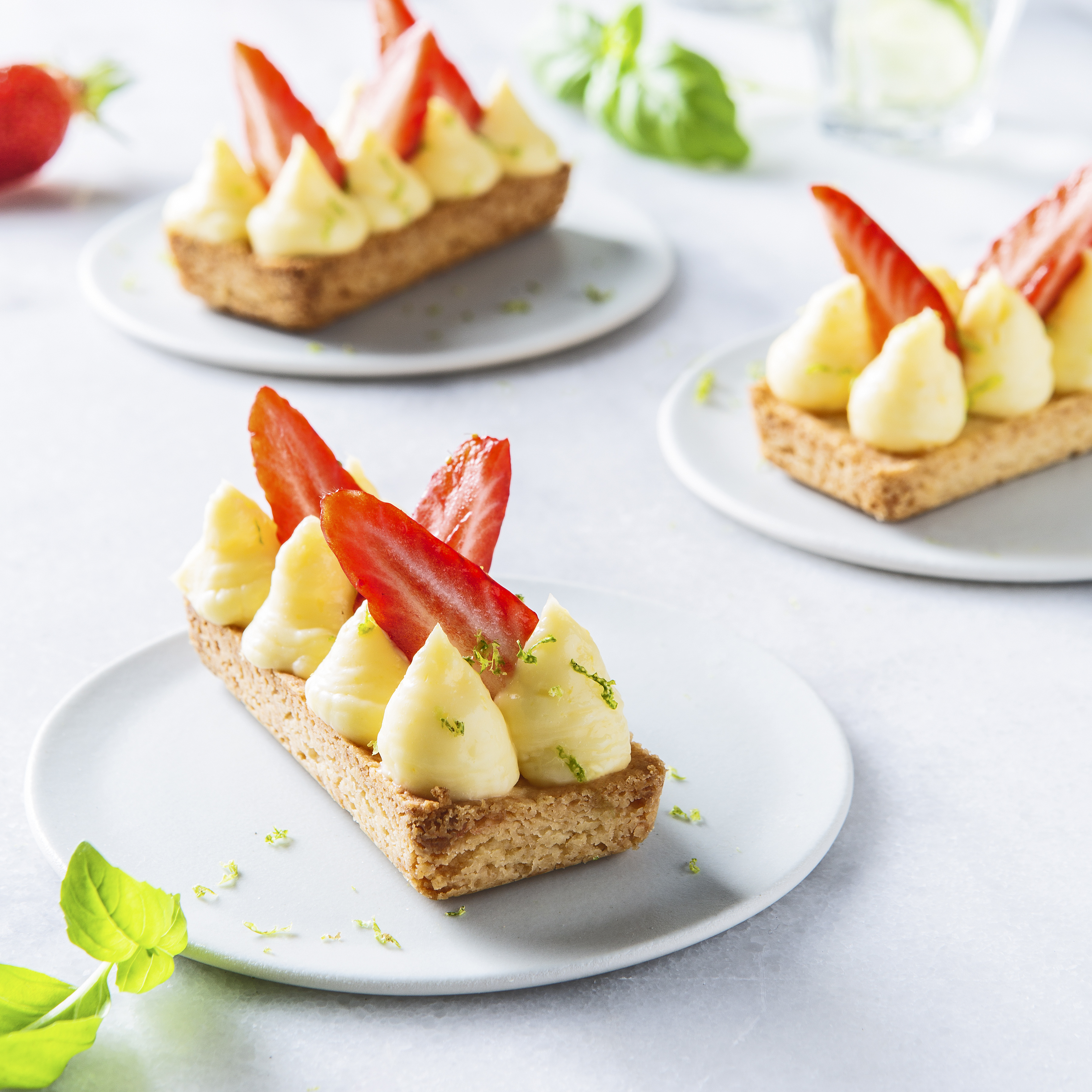Erdbeeren, Limette und Basilikum-Törtchen