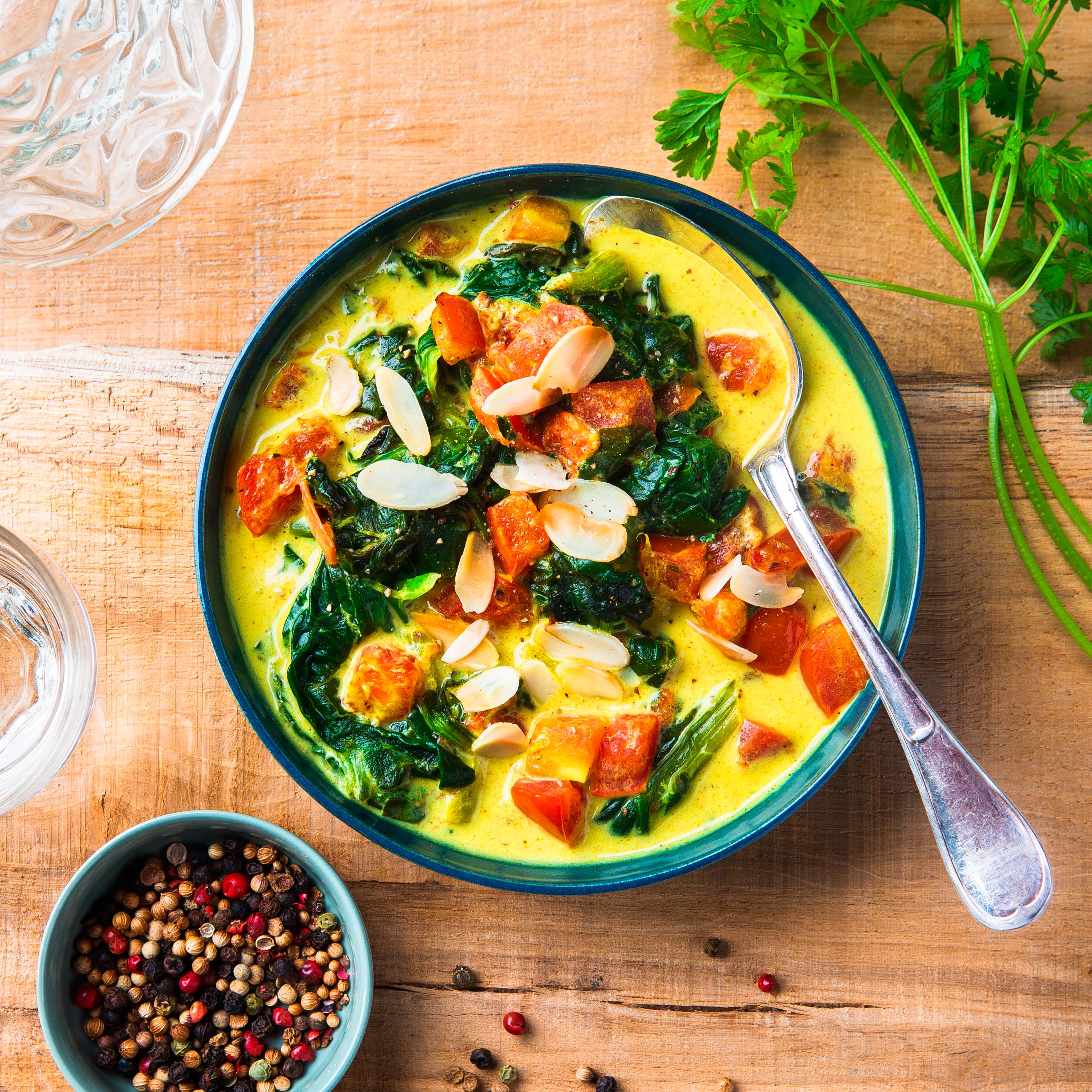 Spinat und Tomatencurry mit Kokosnussmilch