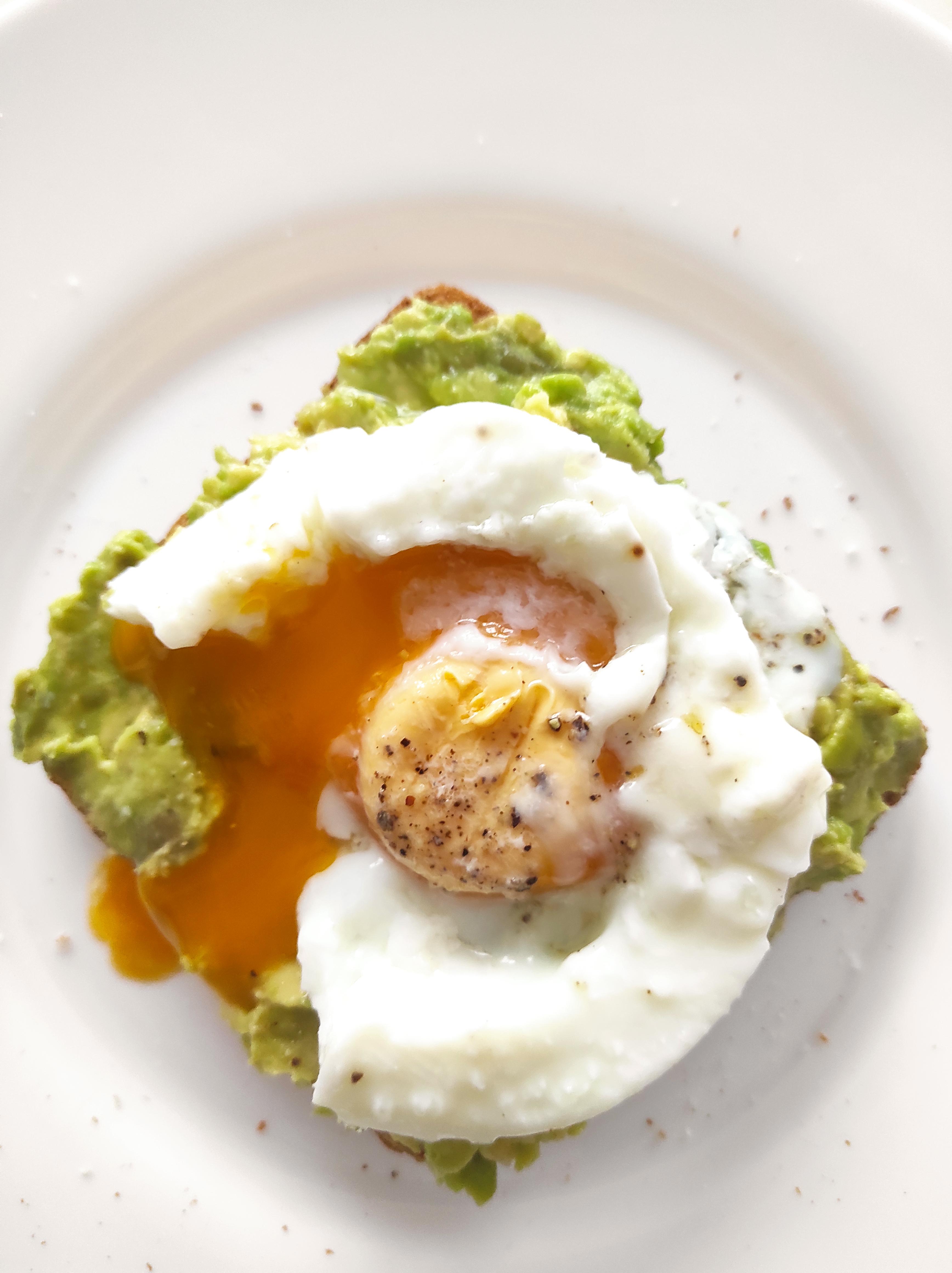 * Huevos poché sobre tosta con aguacate