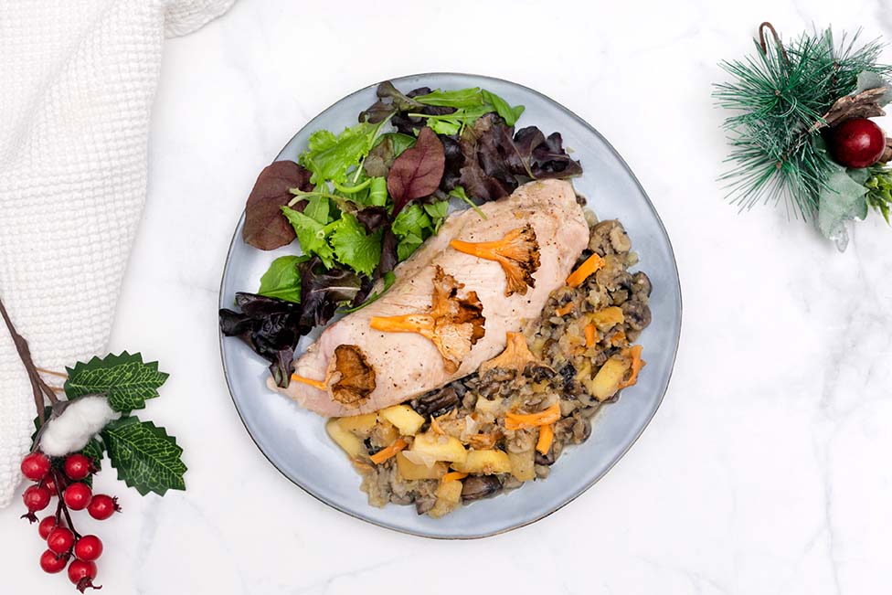 Pavo con setas, castañas, manzana y calvados