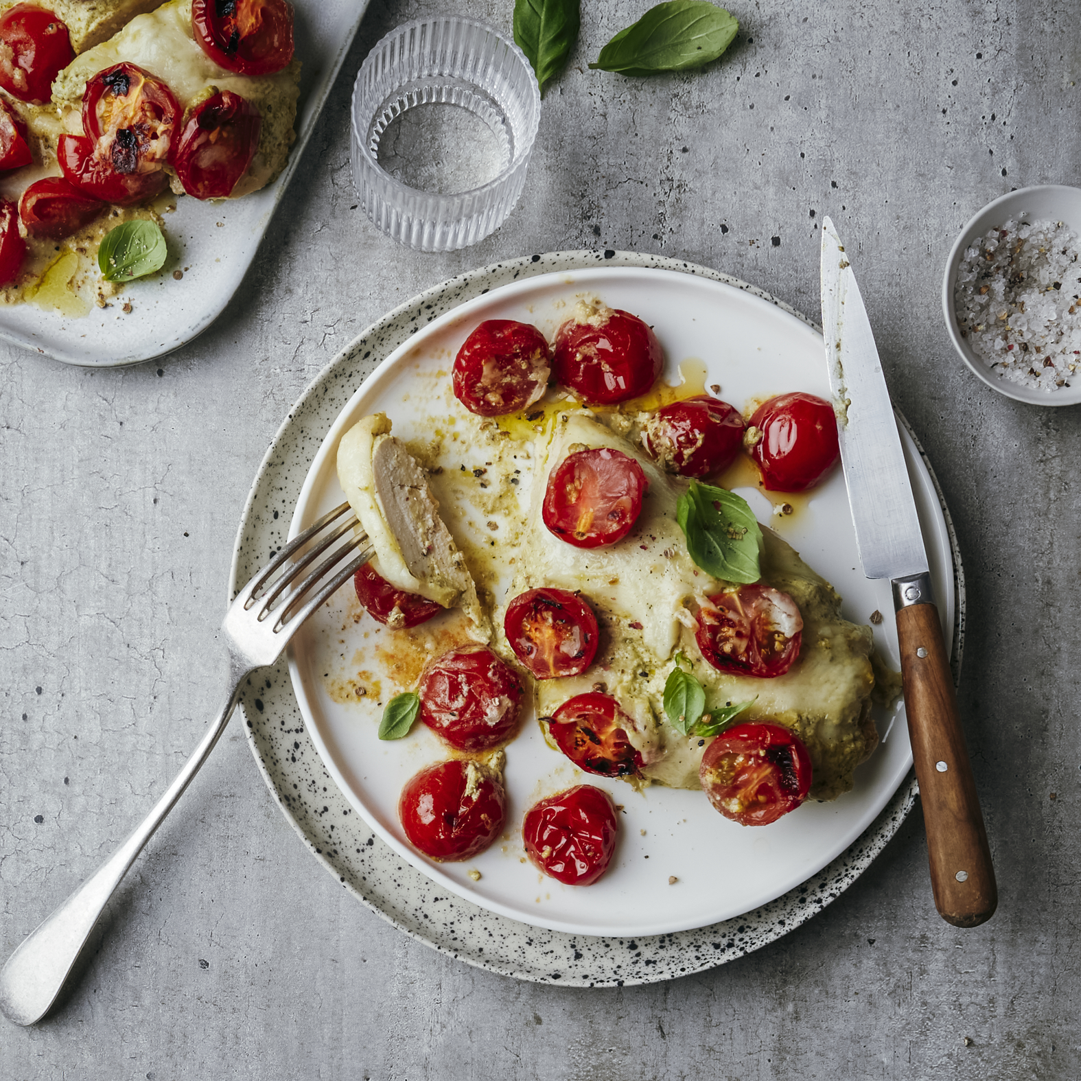 Dreifarbiges Hähnchen mit Pesto