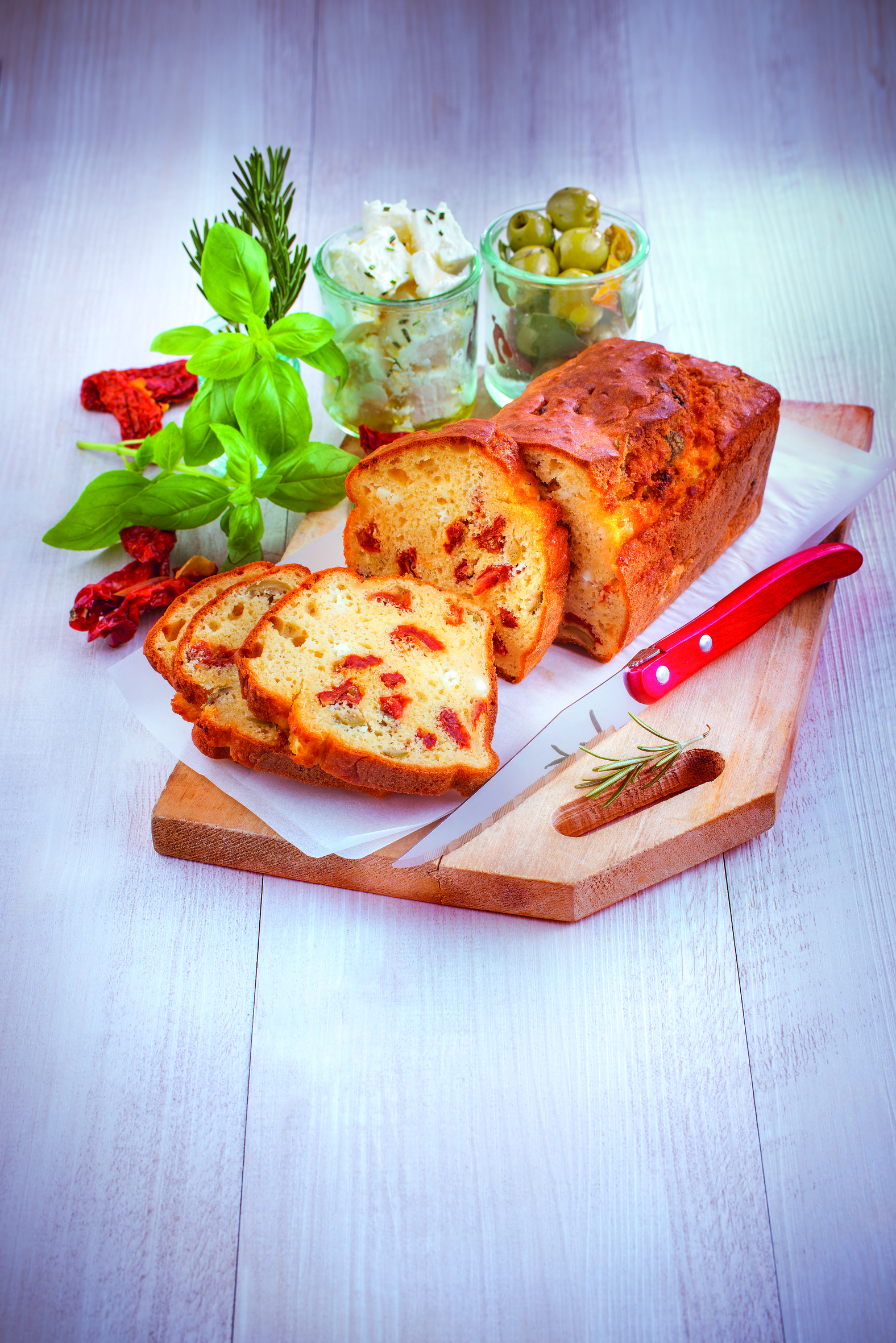 Kuchen mit sonnengetrockneten Tomaten, Oliven und Feta