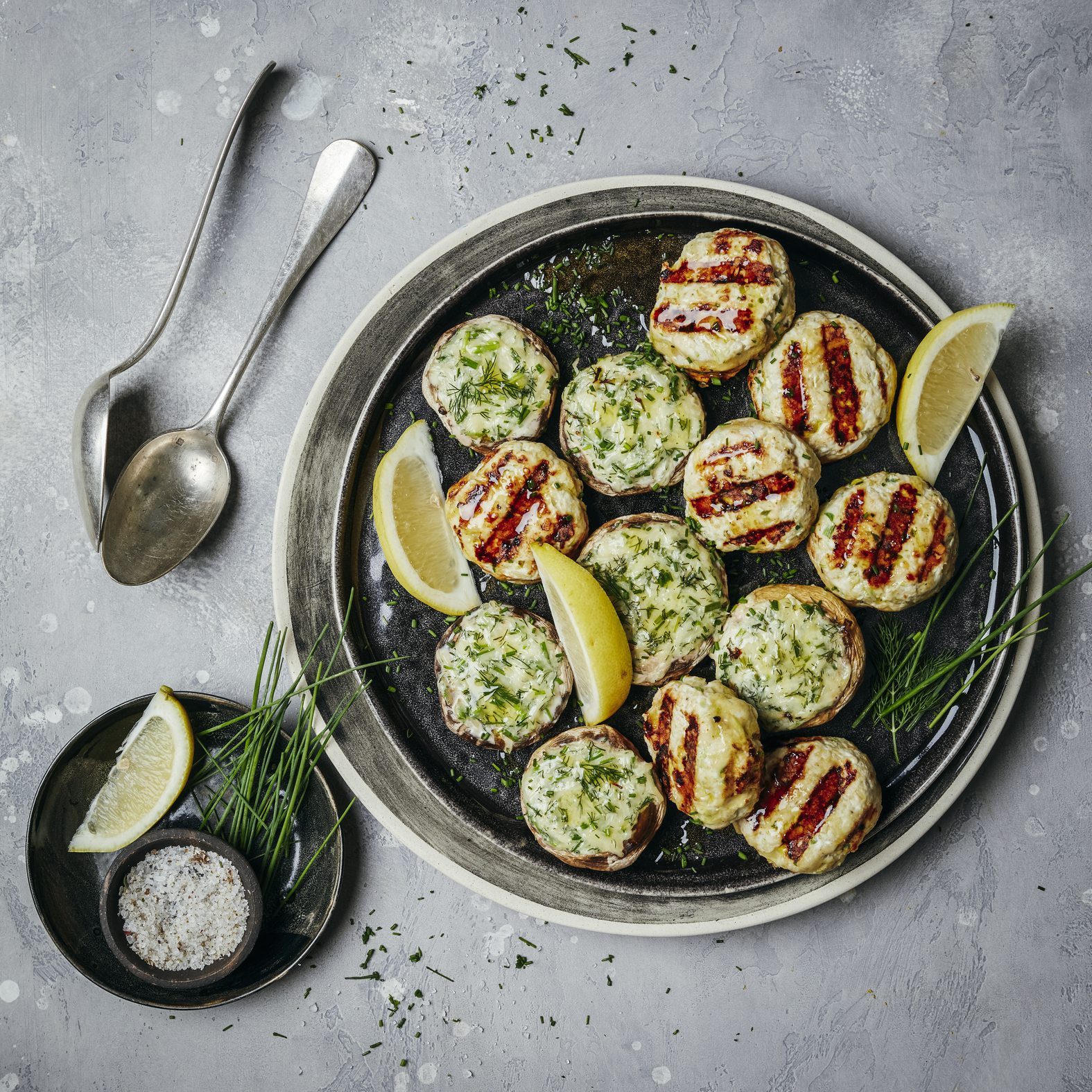 Kotlety gehaktballen en champignons gevuld met kaas