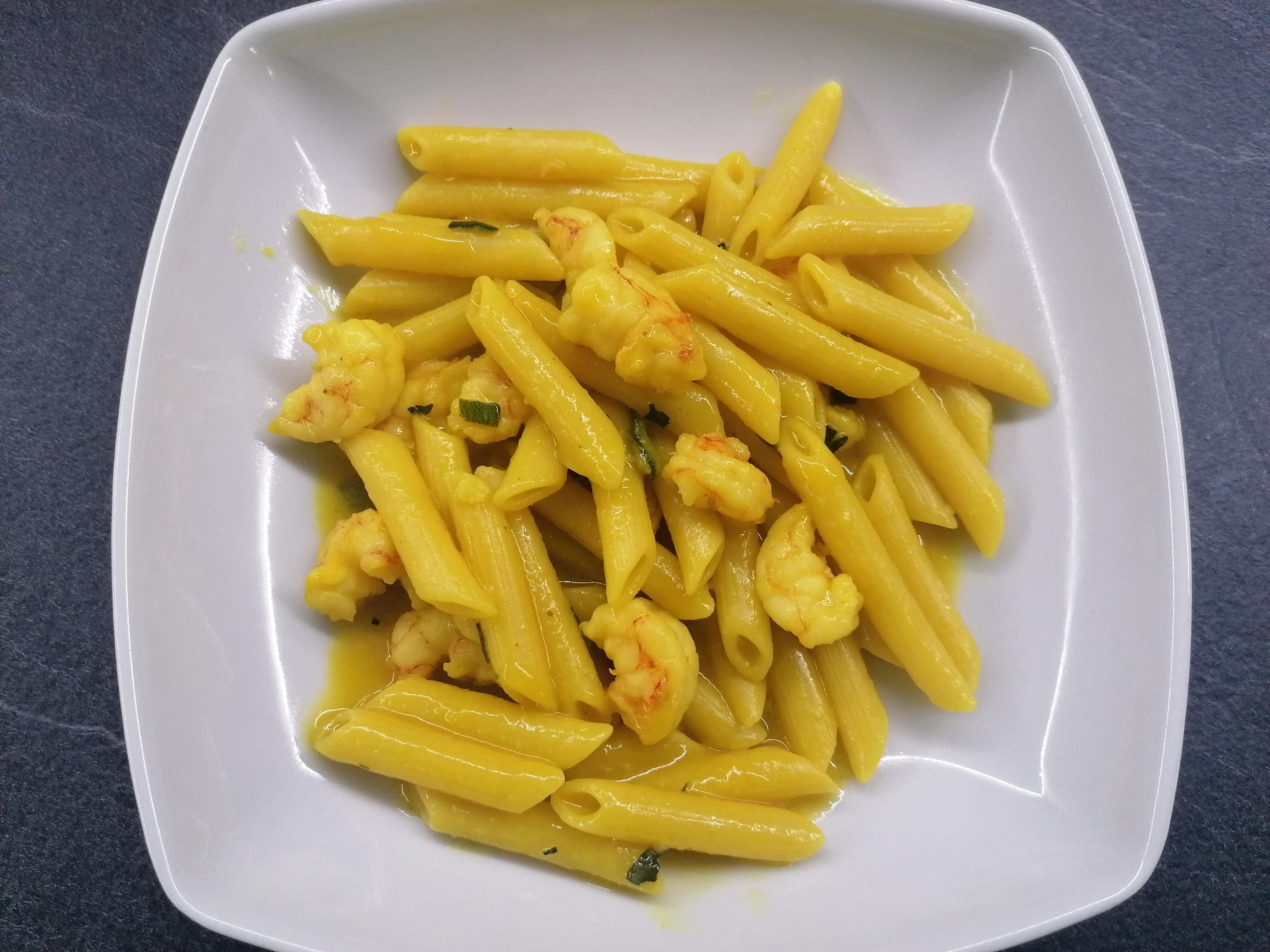 Penne zucchine gamberetti e zafferano