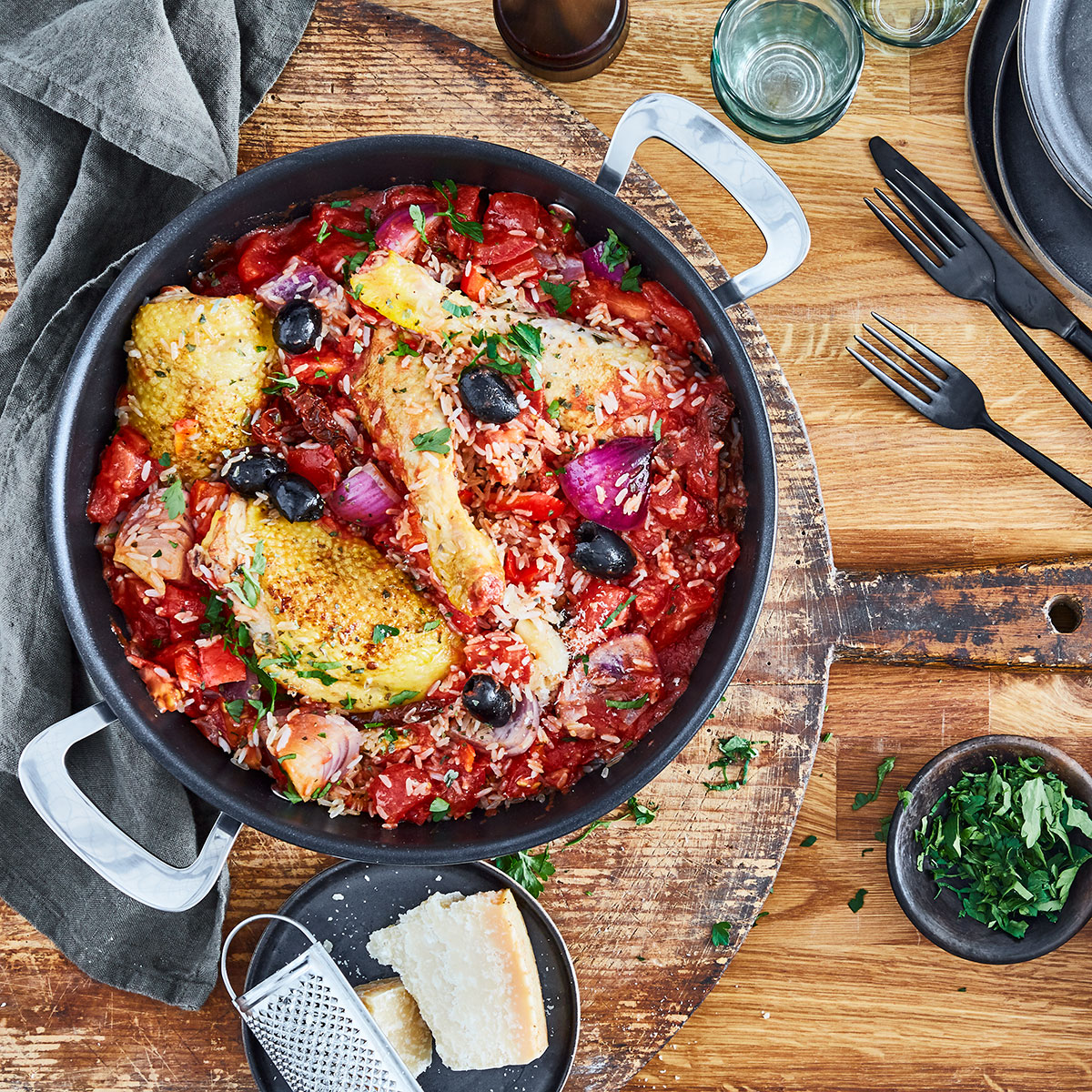 Italienischer Eintopf mit sonnengetrockneten Tomaten, Hähnchen und Reis