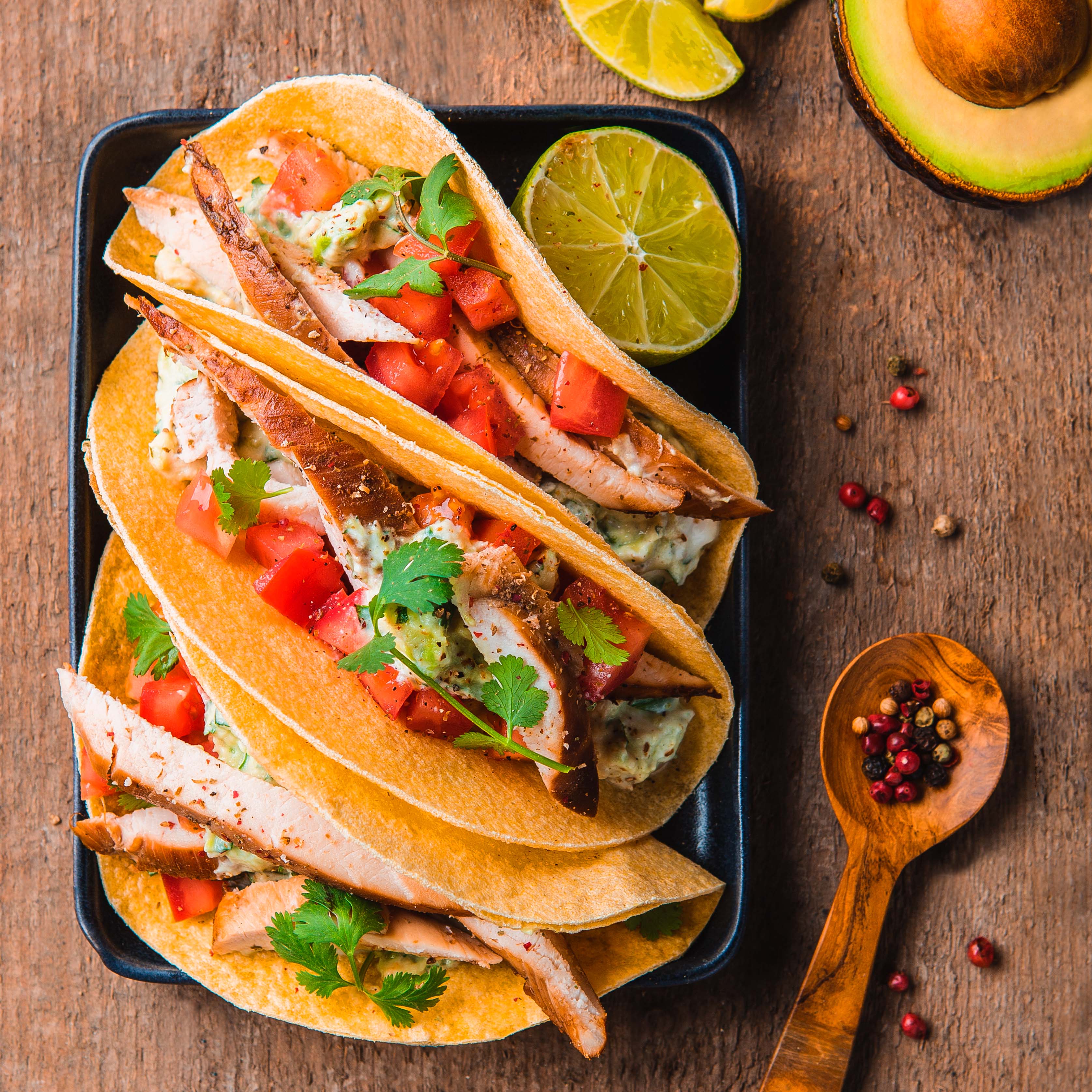 Hähnchen mit Avocado-Tacos