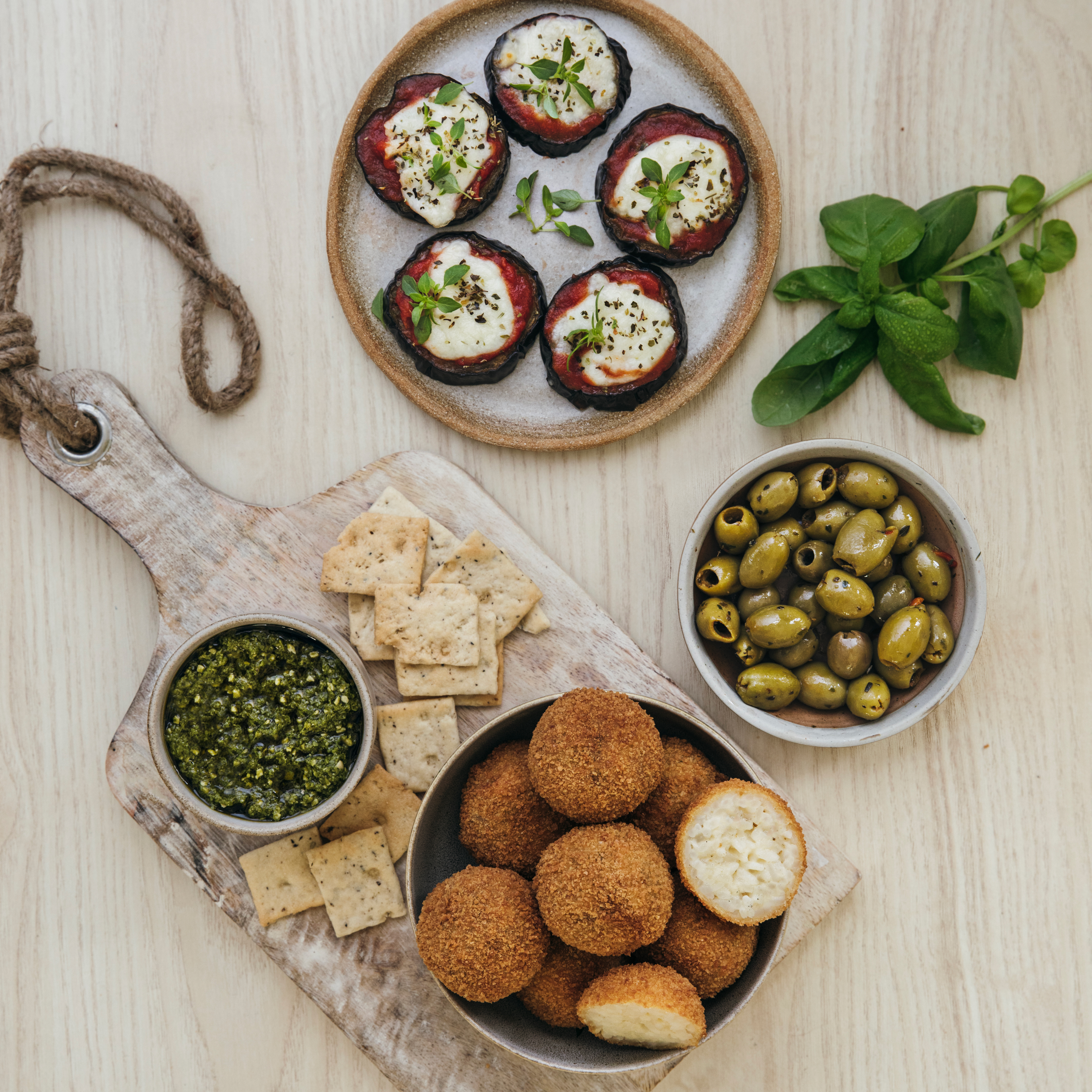 Minipizas de beringela e arancini