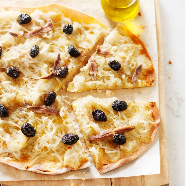 Coca de anchoas y aceitunas