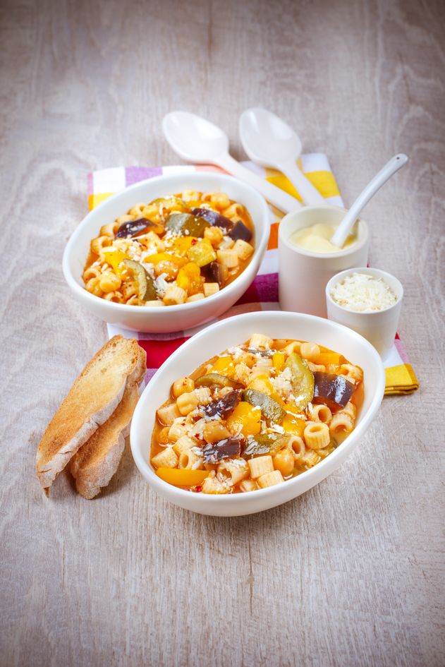 Mediterranes Gemüsesuppe mit Feta