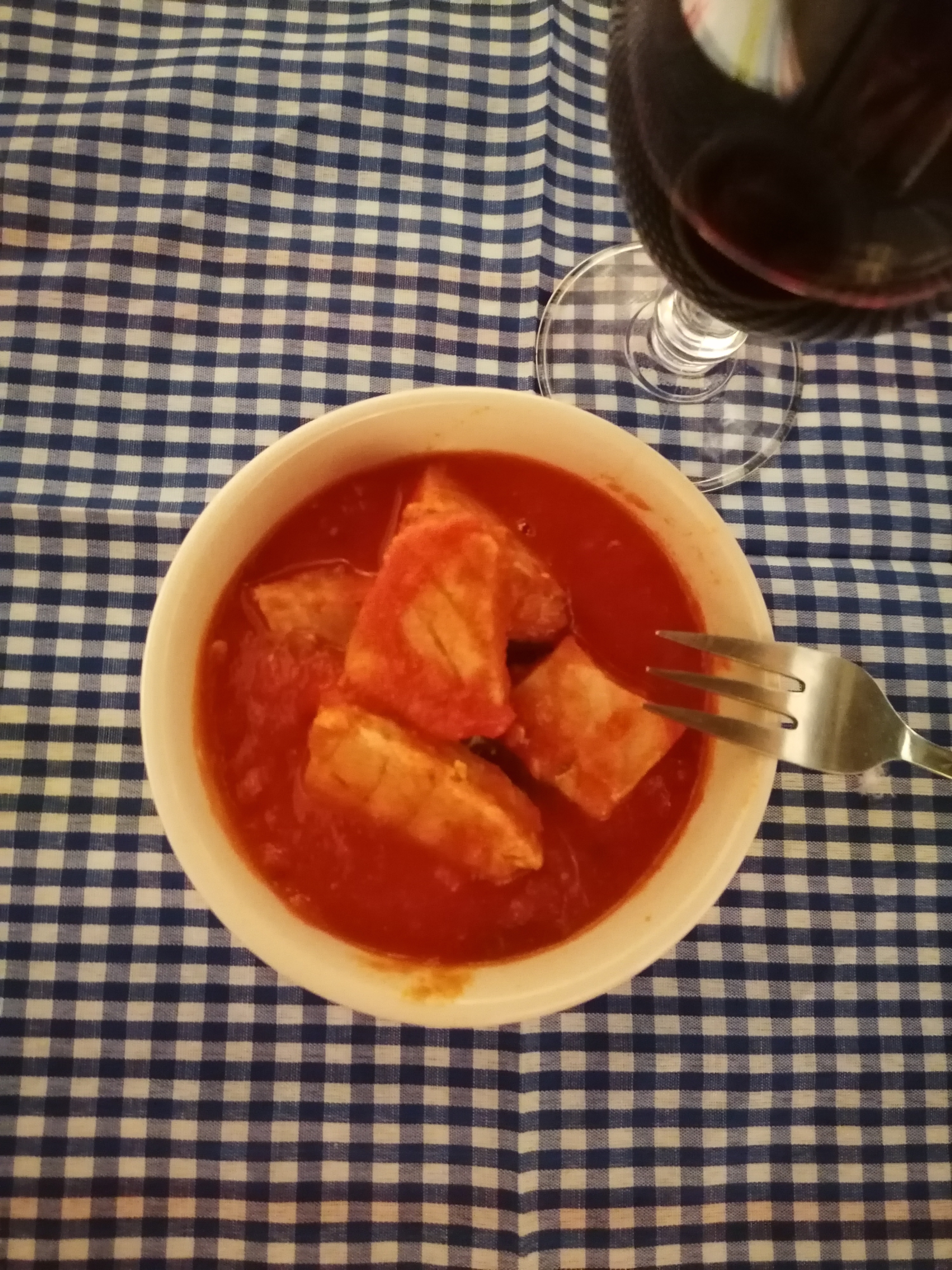 Atún con tomate