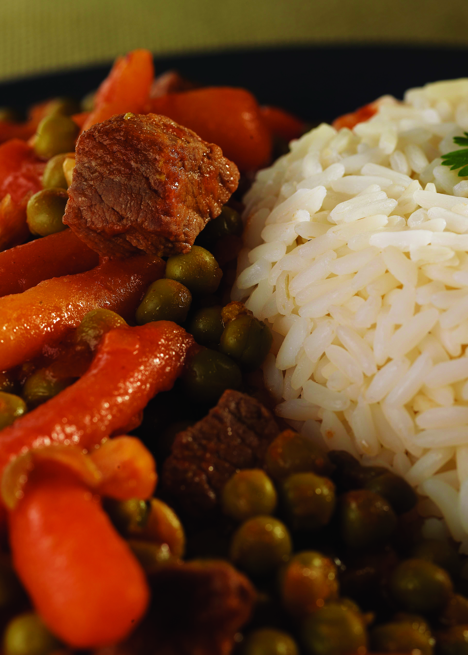 Hähnchen mit Erbsen und Karotten