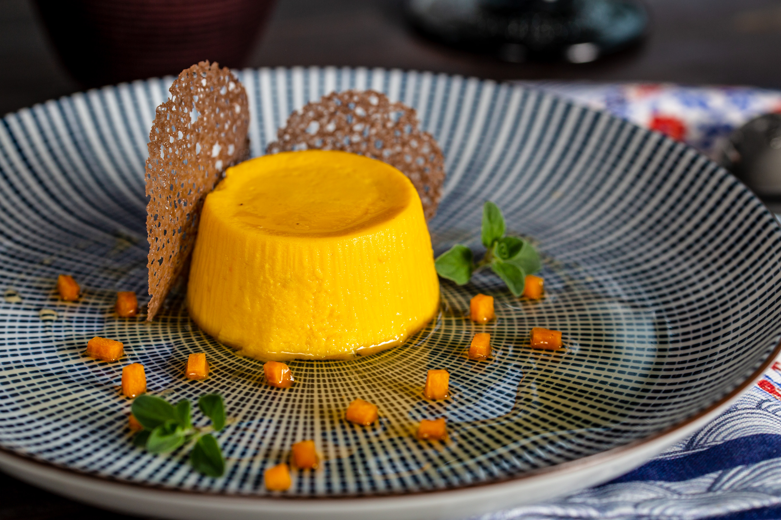 Budino di zucca e parmigiano con succo di mostarda e cialda alle bacche di cacao