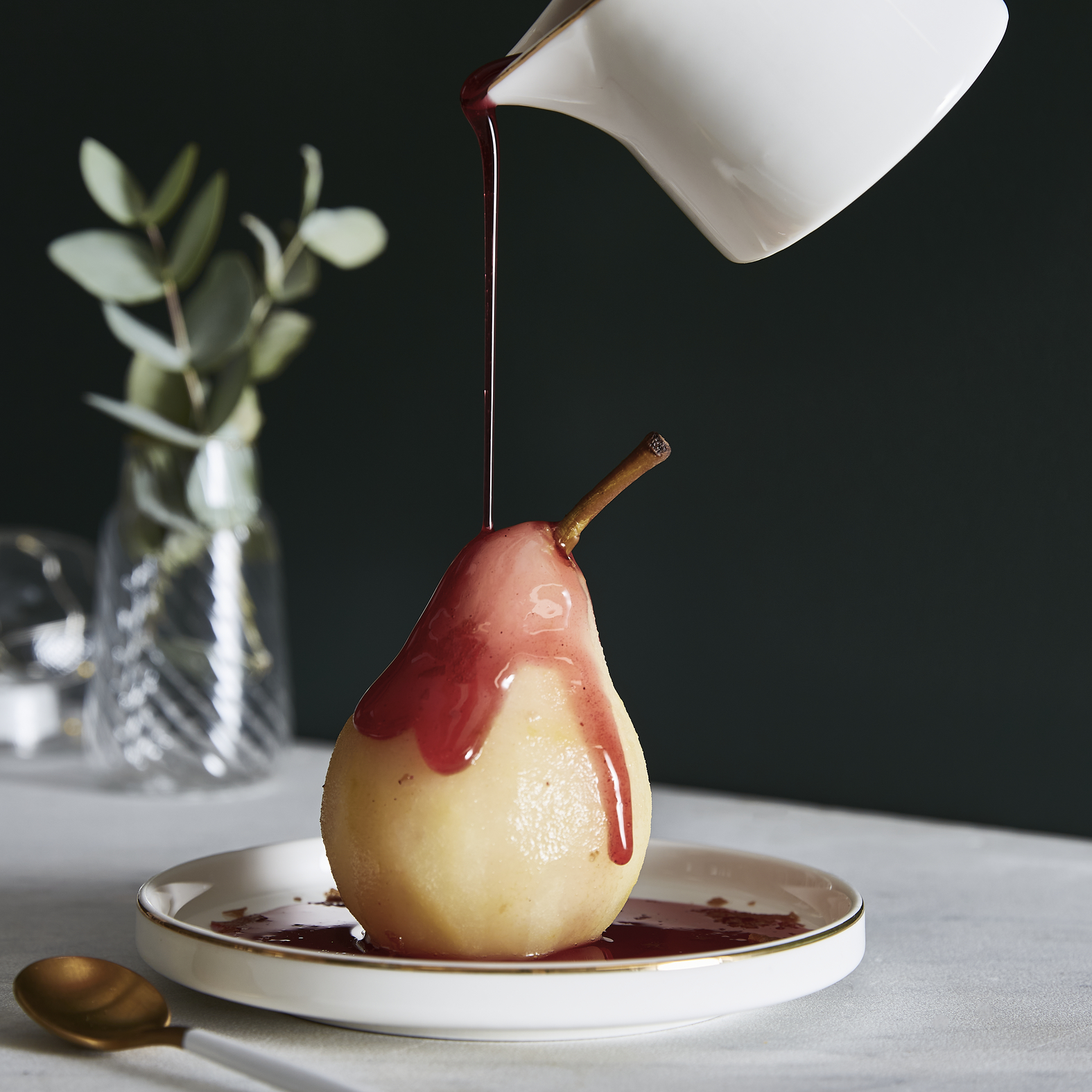 Pere cotte al vapore con sciroppo di fiori di ibisco e spezie