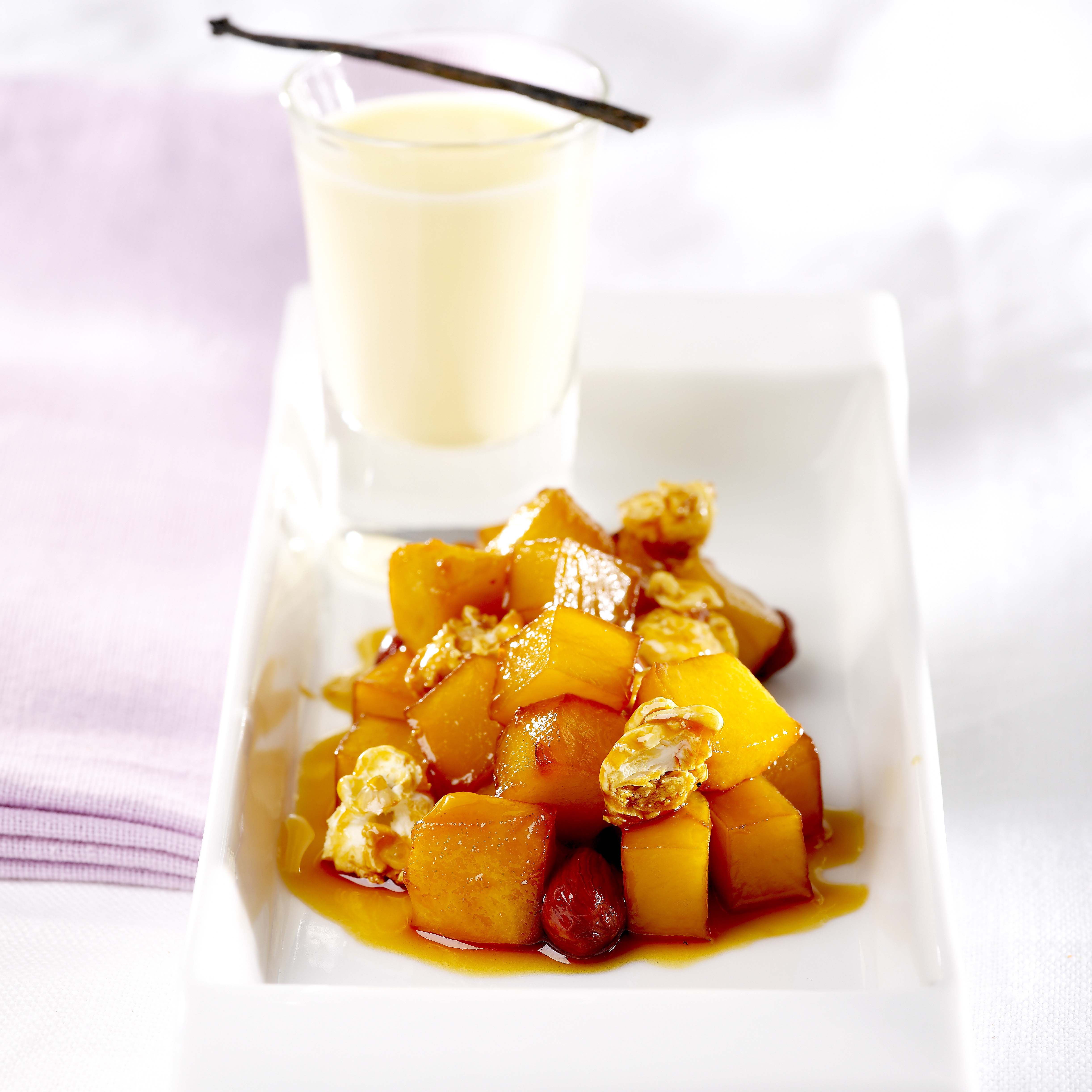 Golden-Delicious-Äpfel, Haselnüsse und Popcorn