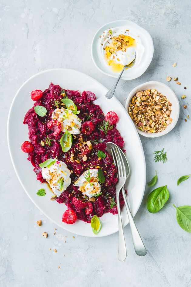 Tártaro de beterraba, labneh e dukkah de pistachio