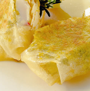Knusprige Teigtaschen mit Jakobsmuscheln, Pistazien und Parmesan