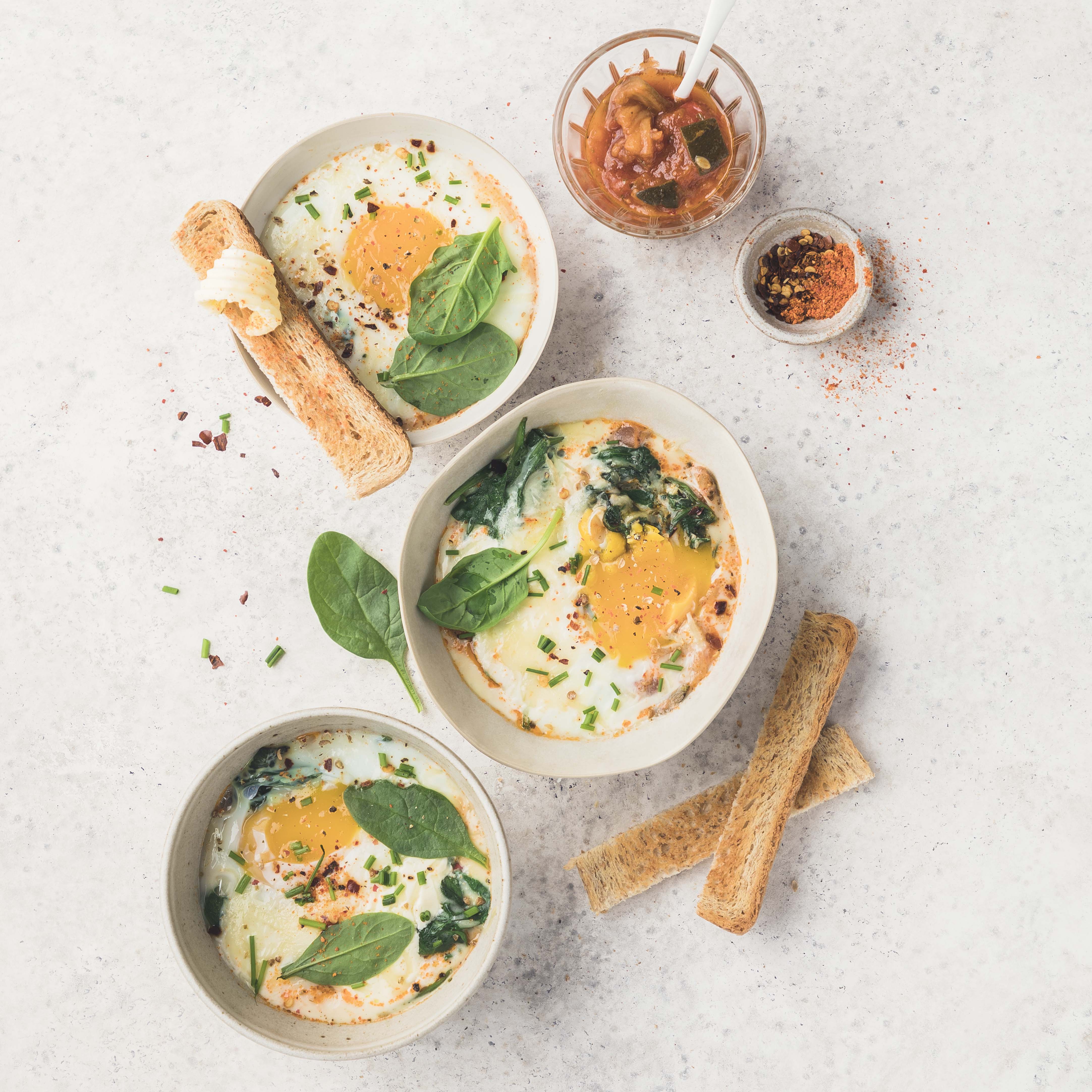 Huevos al horno con verduras