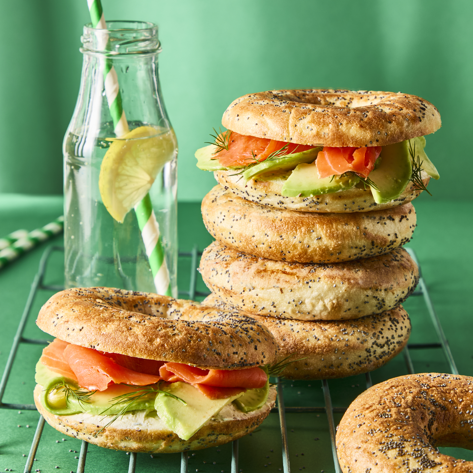 Bagel mit geräuchertem Lachs und Avocado