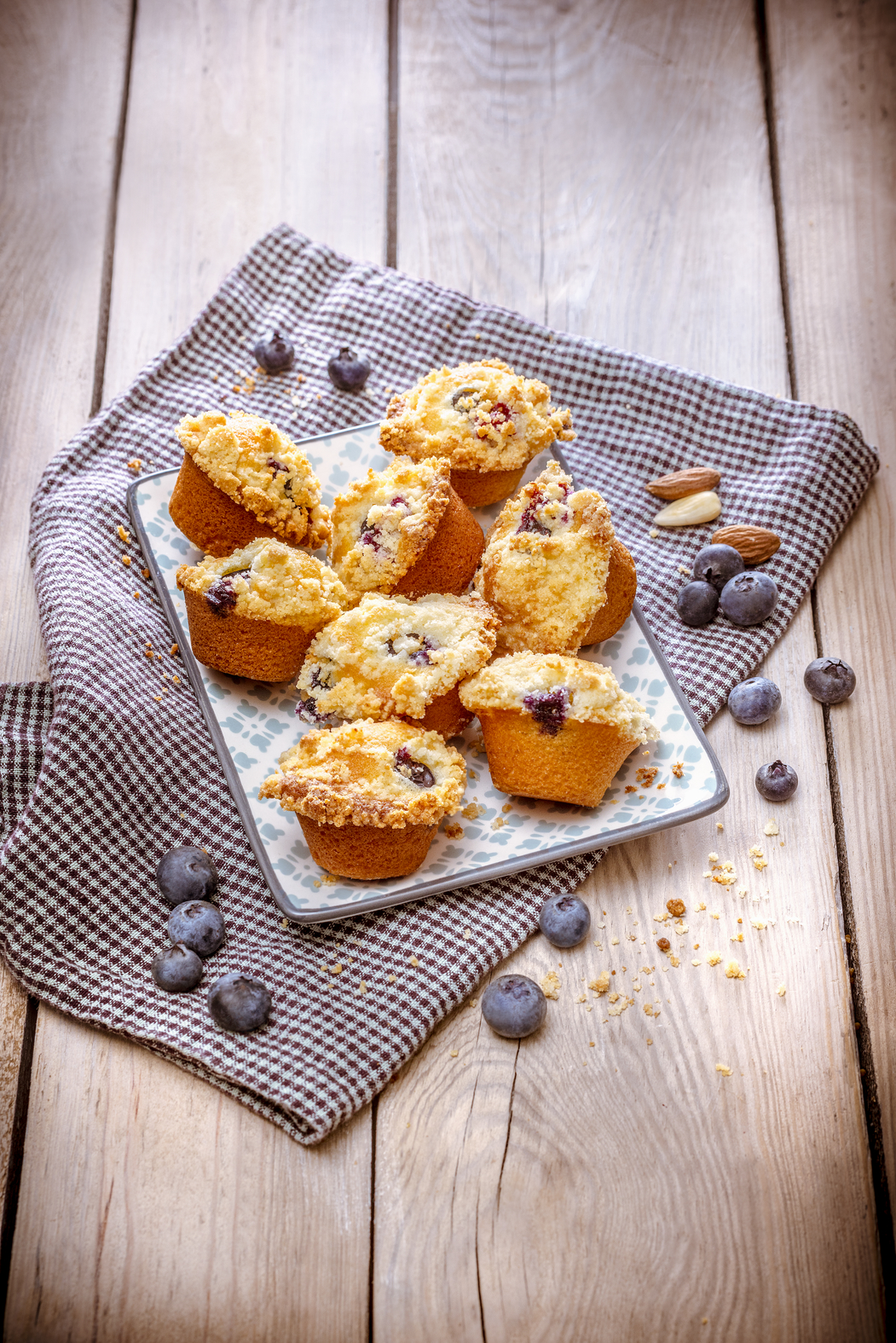 Magdalenas con arándanos y crumble