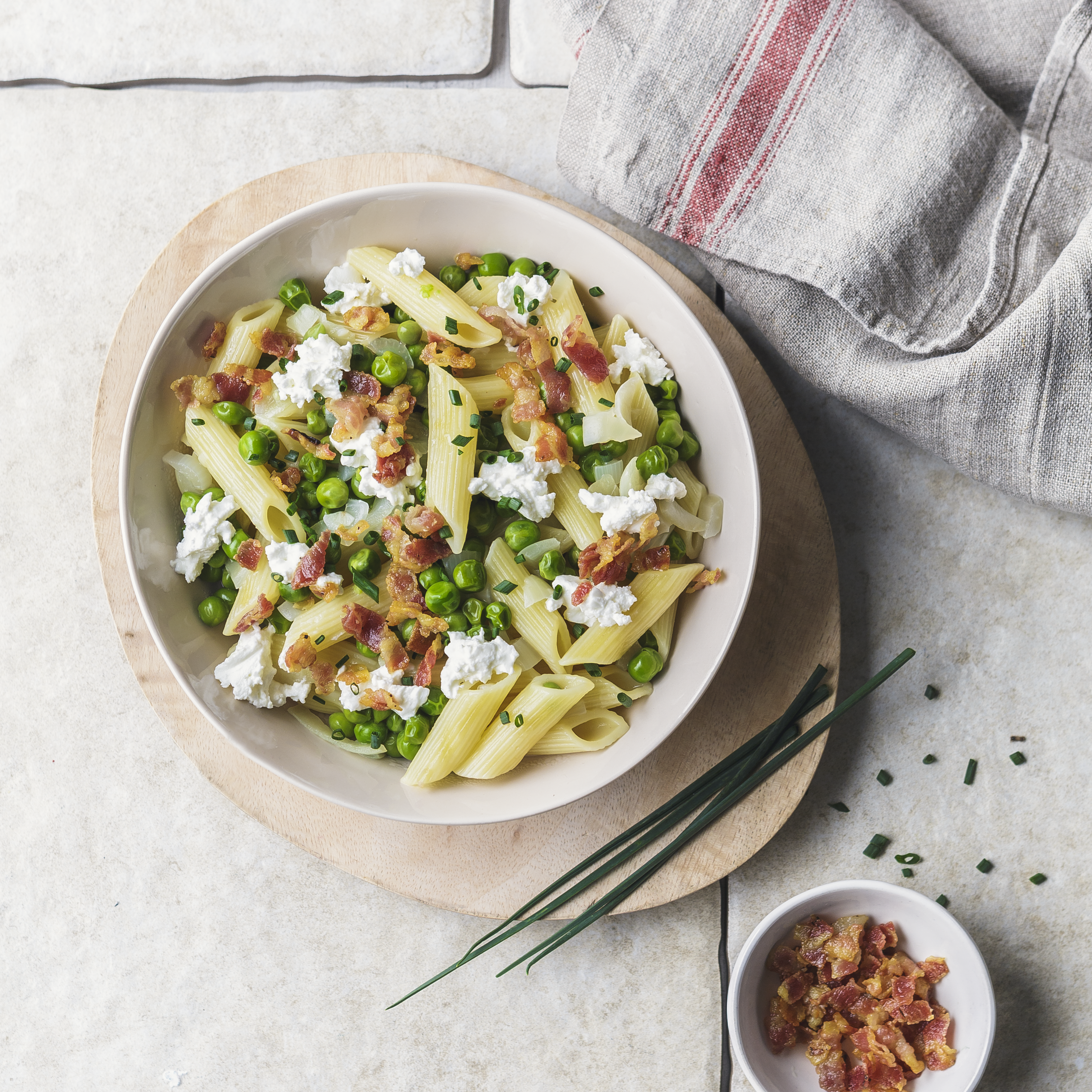 Pasta con panceta y guisantes