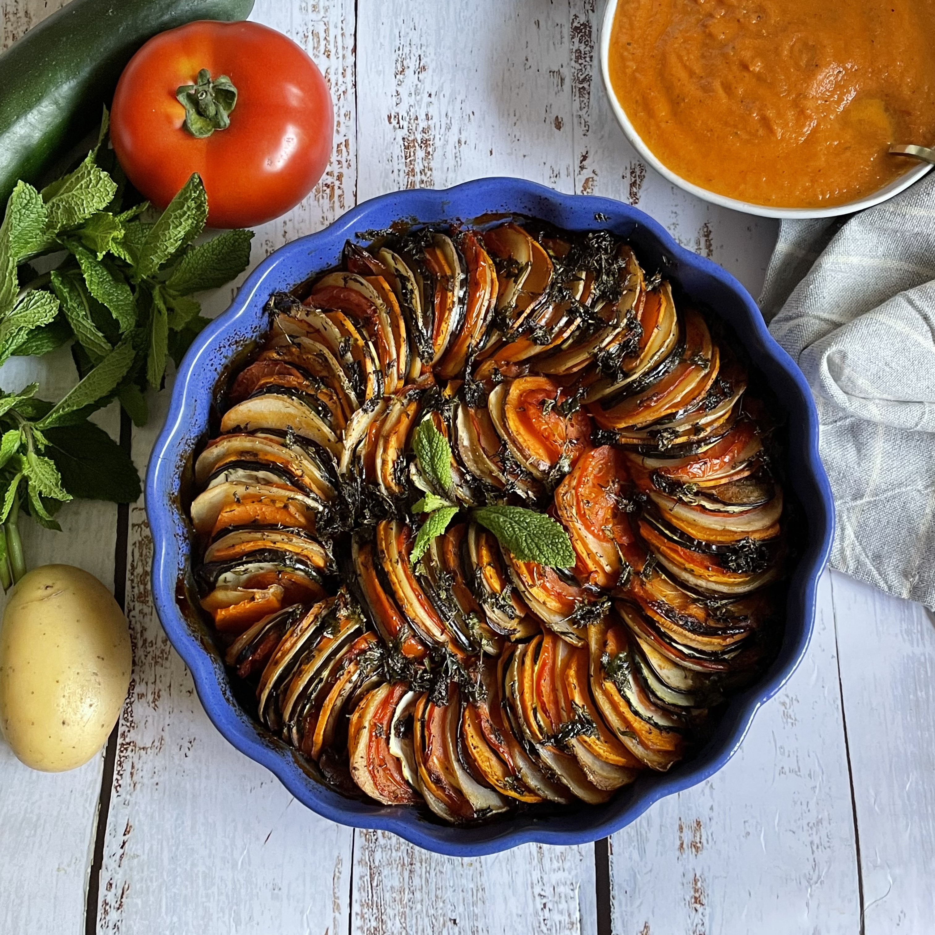 Ratatoille con salsa de tomate casera