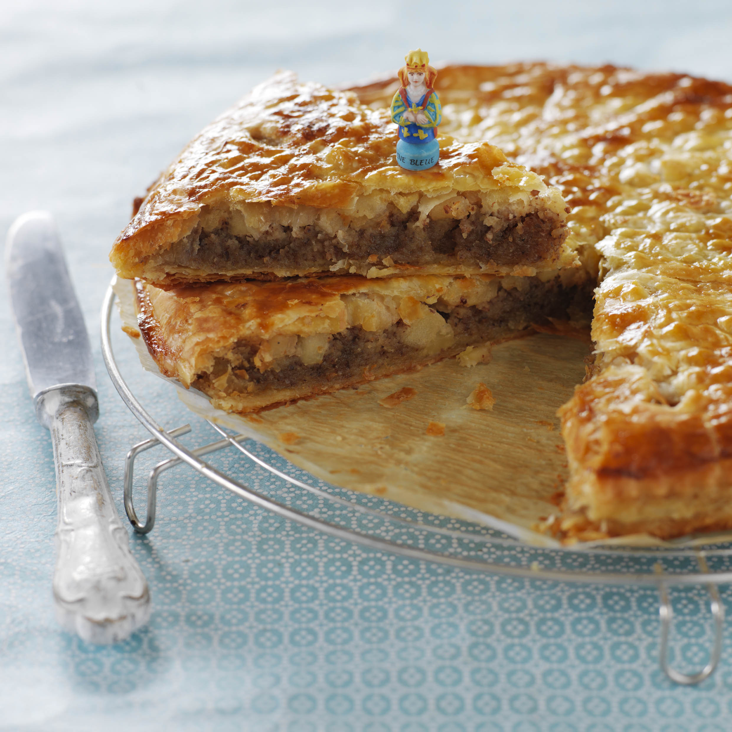 Tarta de reyes con manzanas y avellanas