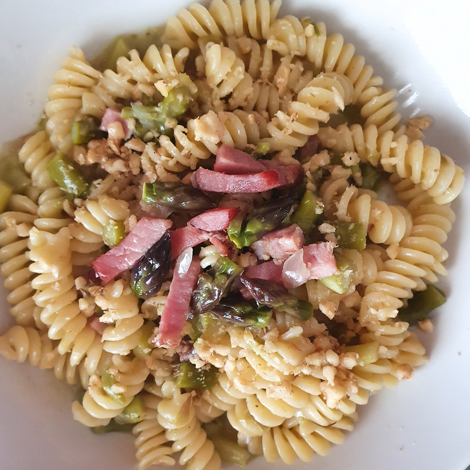 Pasta con asparagi, speck e noci