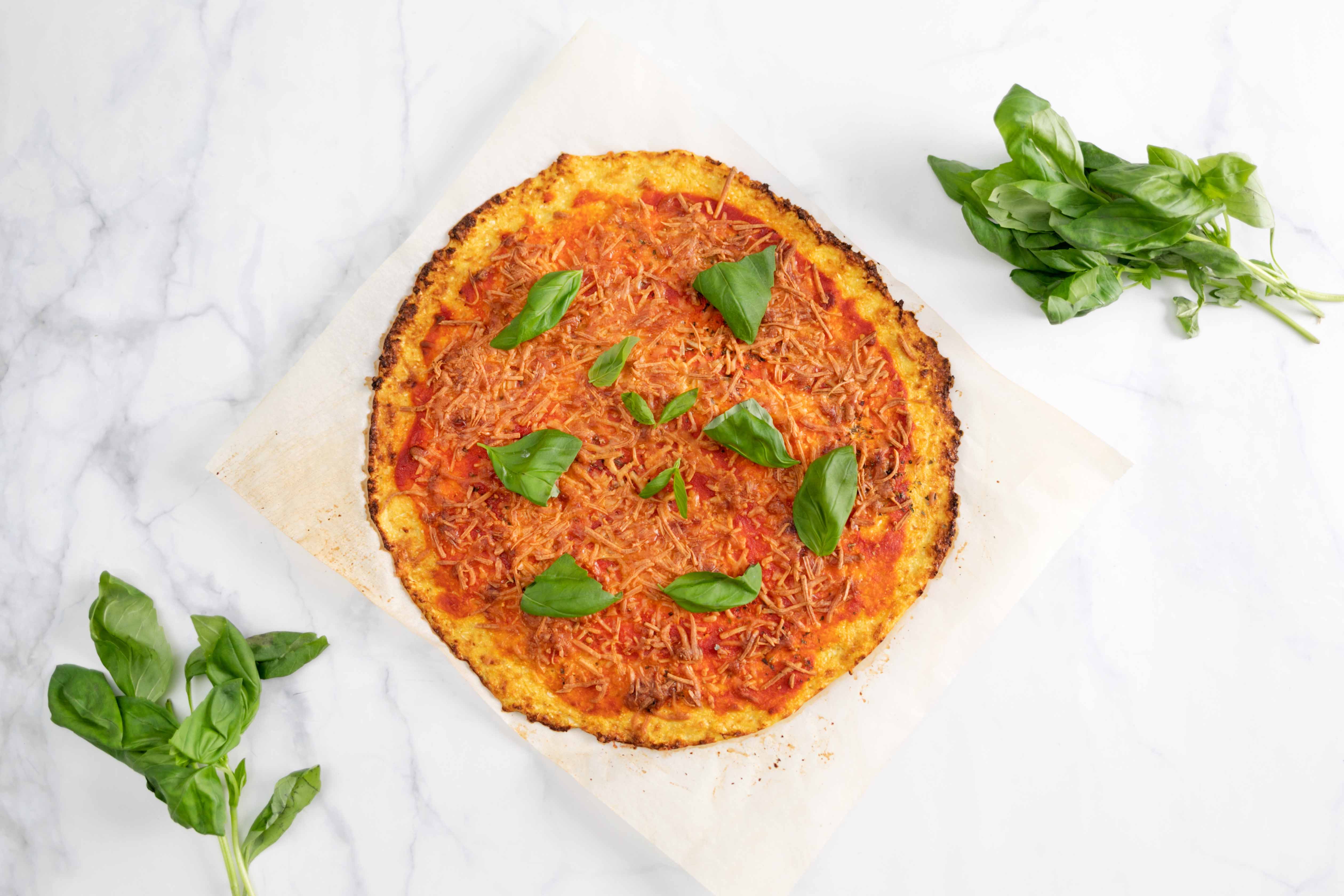 Pizza margarita con base de coliflor