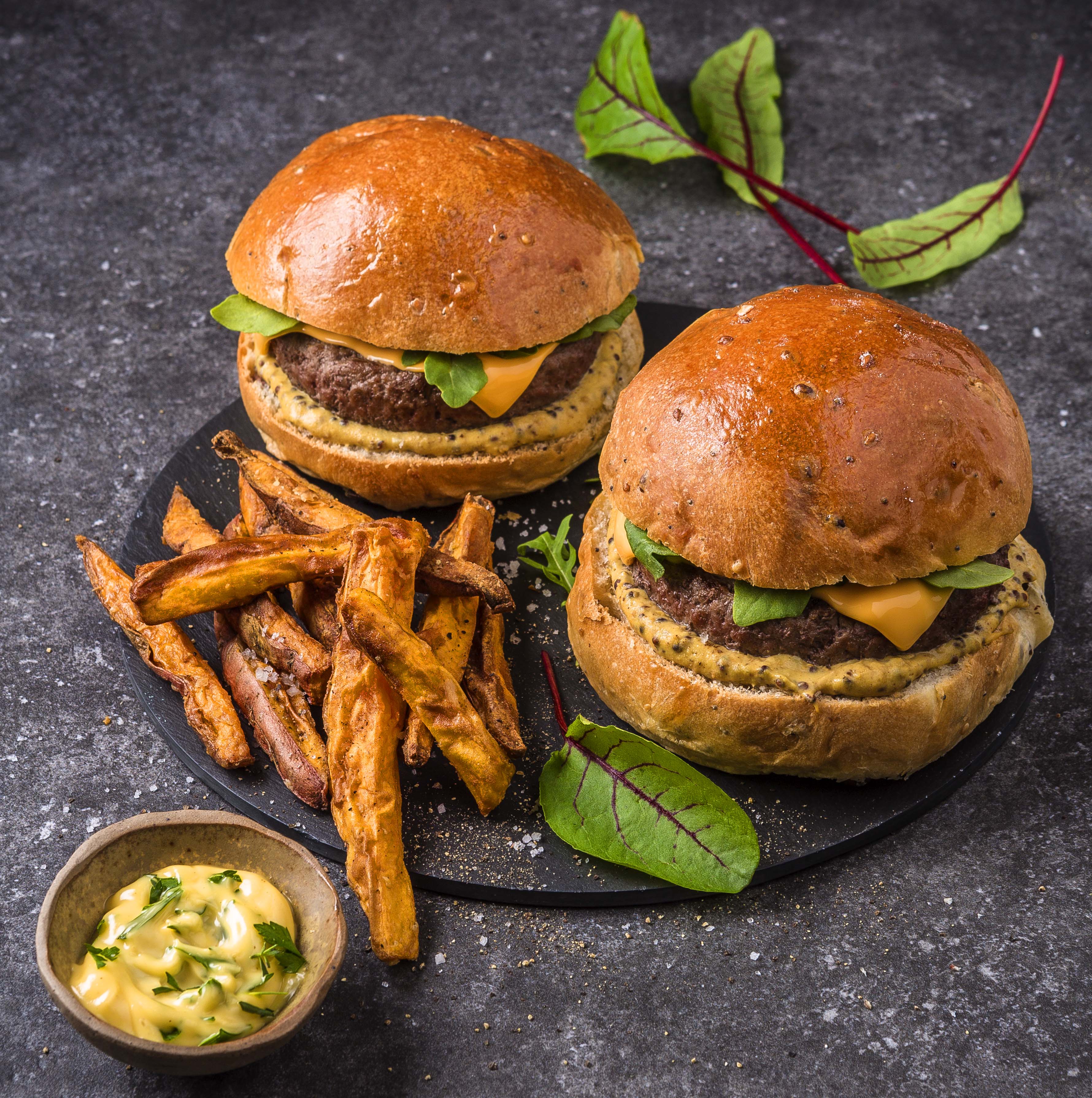 Hamburger und Süßkartoffel-Pommes