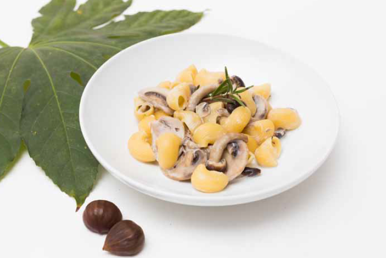 Pasta con panna, funghi e castagne