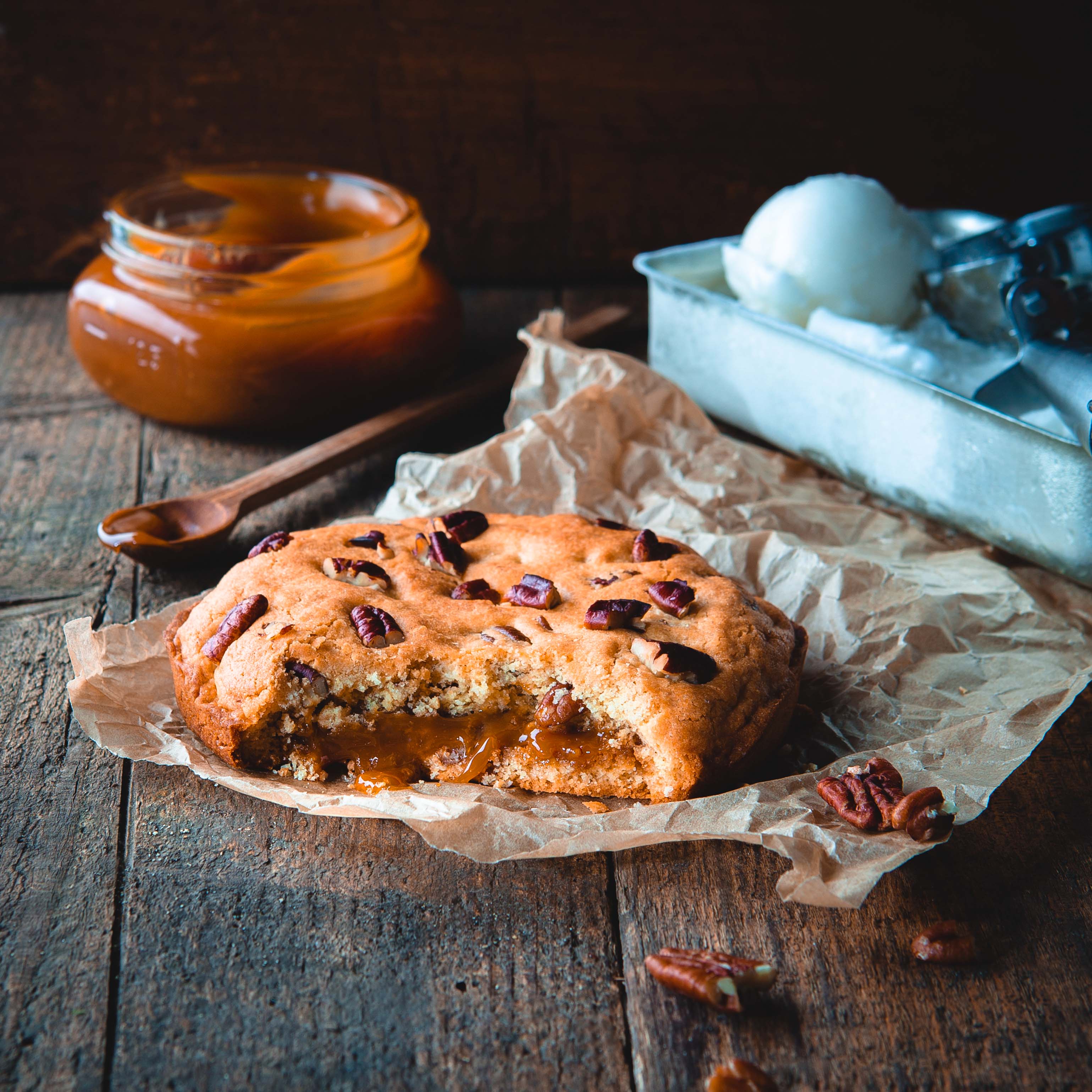 Maxi Cookie mit Karamellfüllung