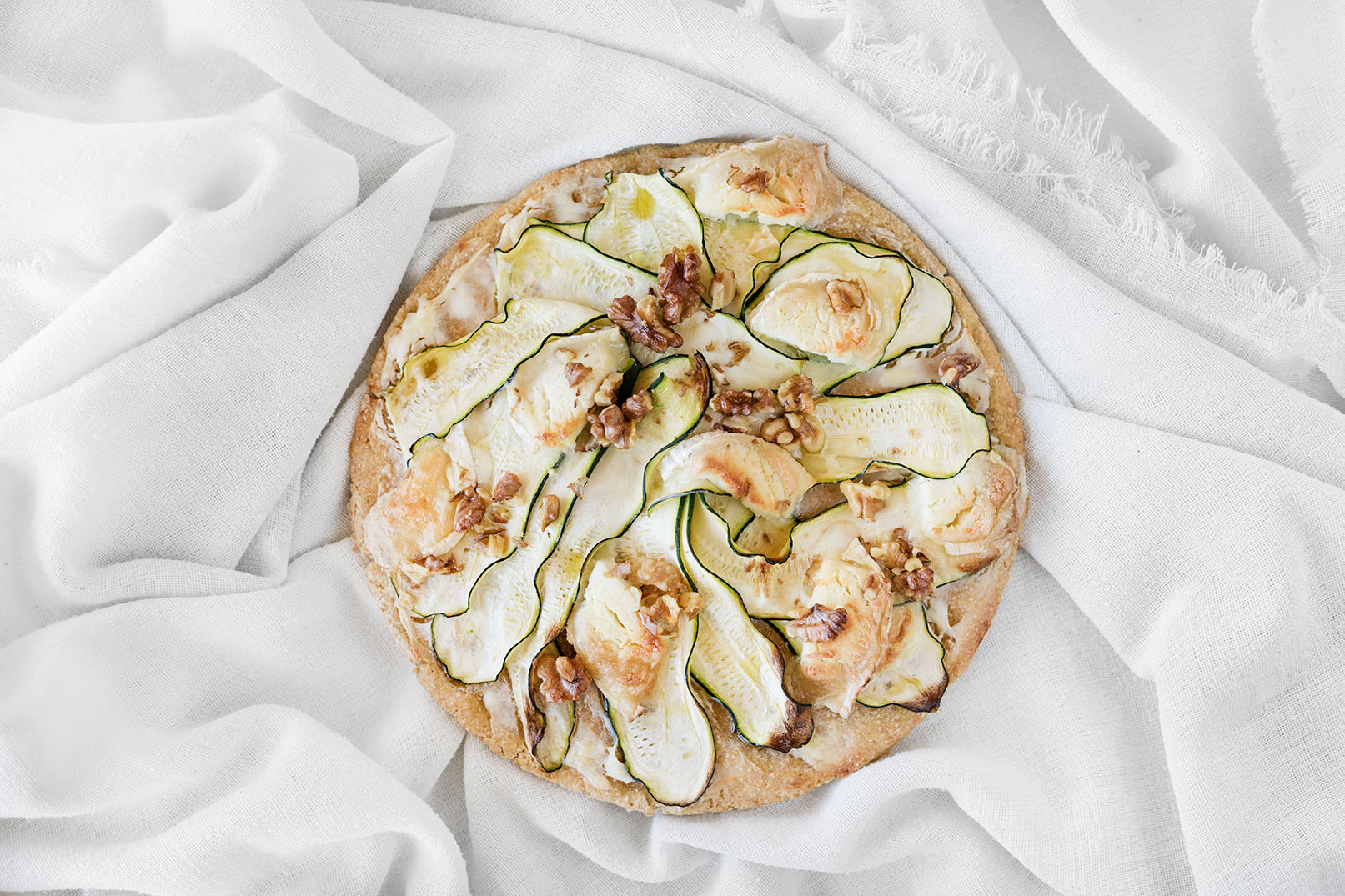 Socca con calabacines, queso de cabra y nueces