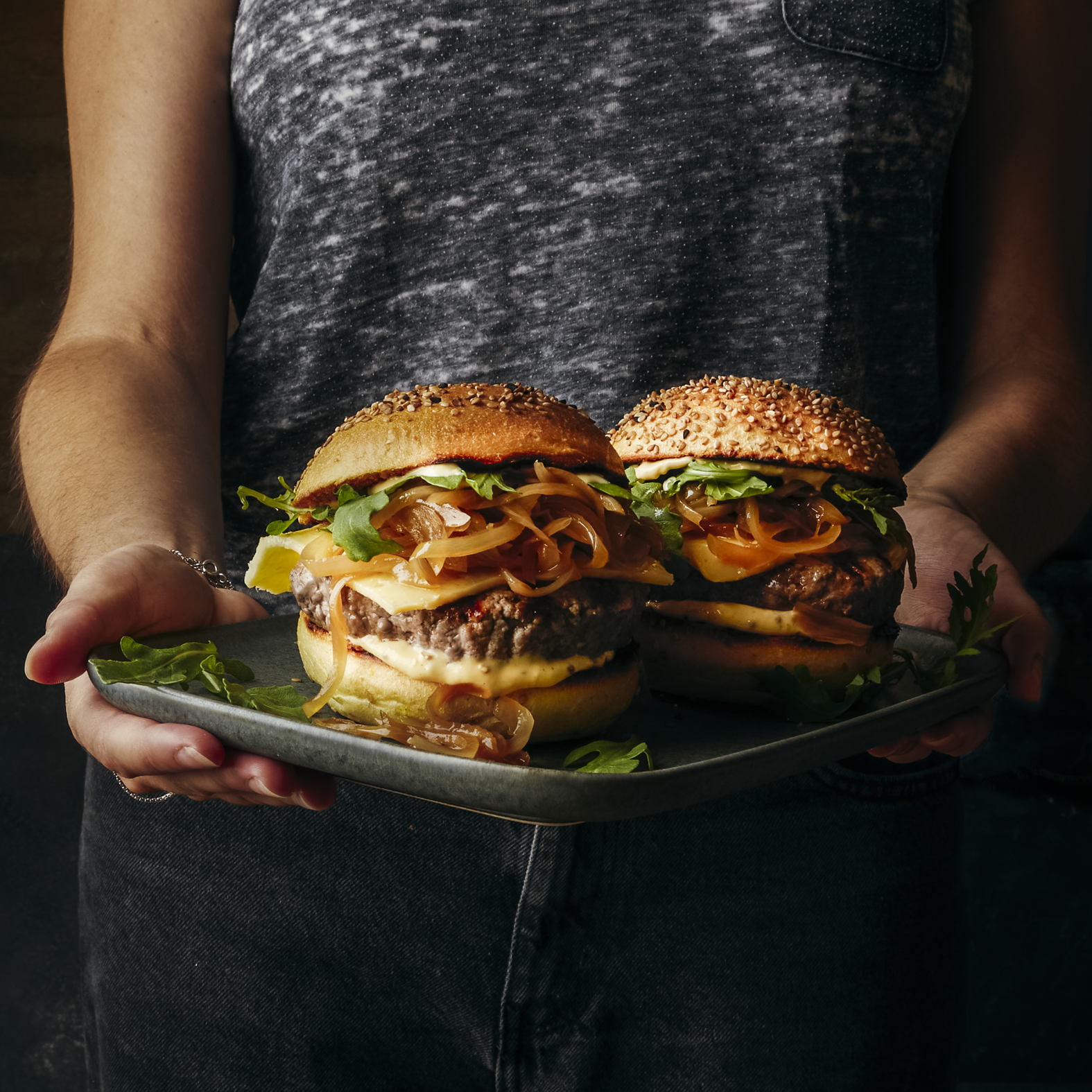 Hambúrguer de cebola caramelizada