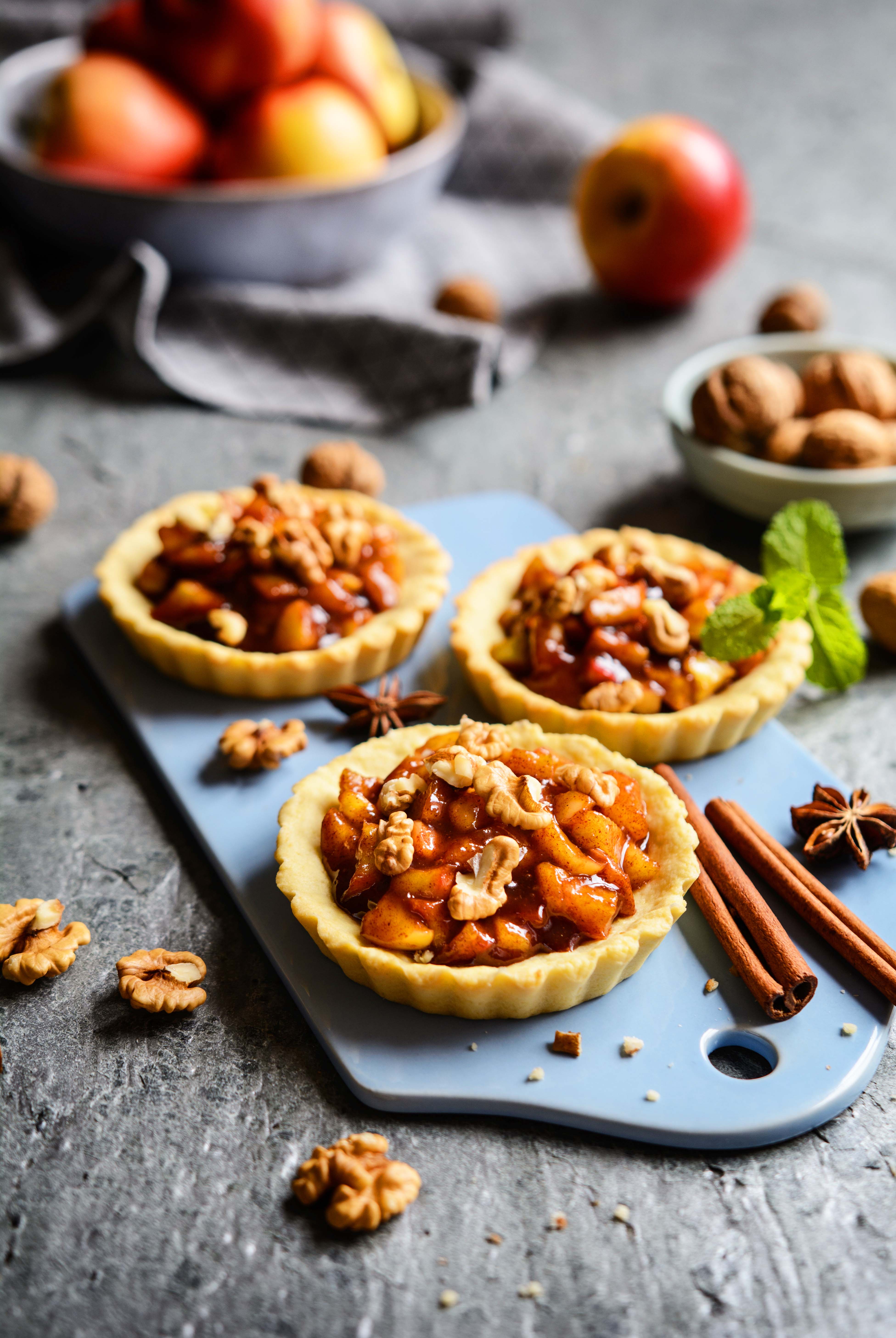 Gebakjes met karamel en gedroogde vruchten
