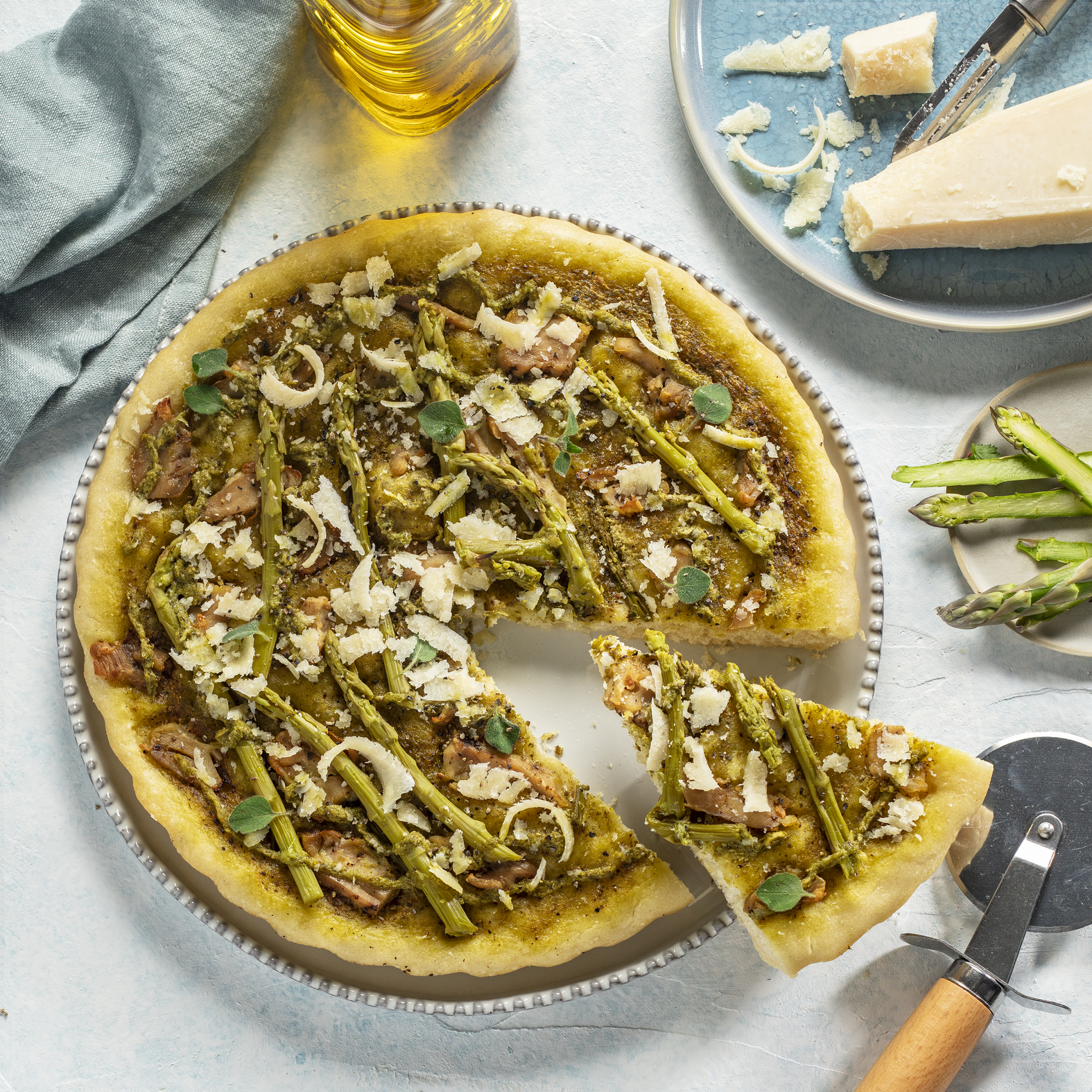 Pizza primavera con pesto, pollo e asparagi verdi