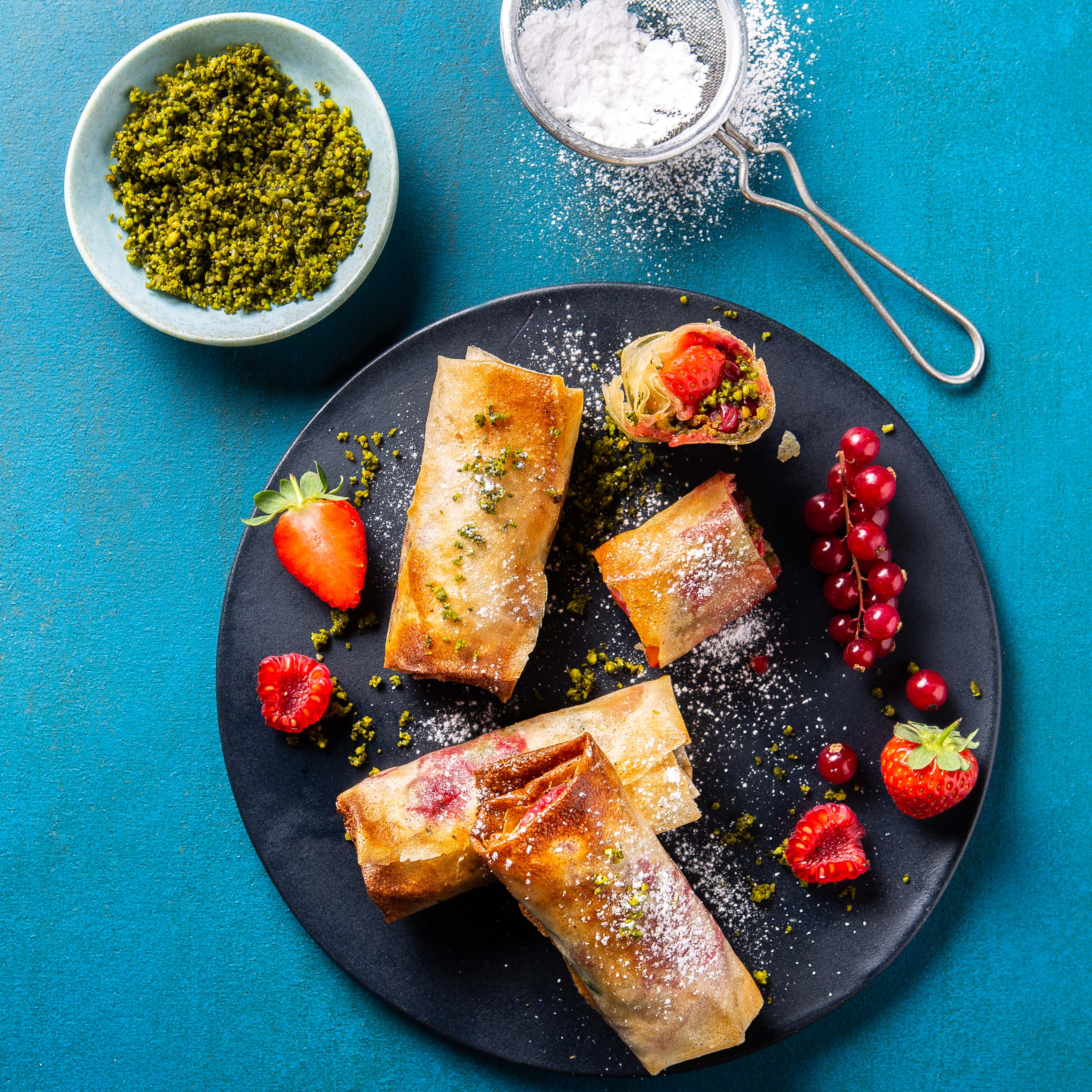 Frühlingsrollen mit roten Beeren und Pfefferminze