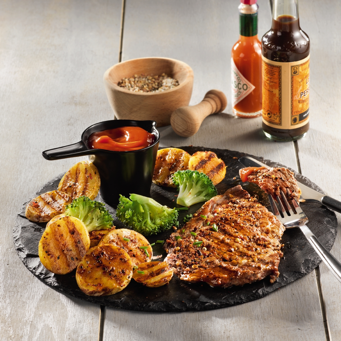 Gegrillte Kartoffeln und falsches Filet (Schulterfilet) mit Ketchup-Sauce