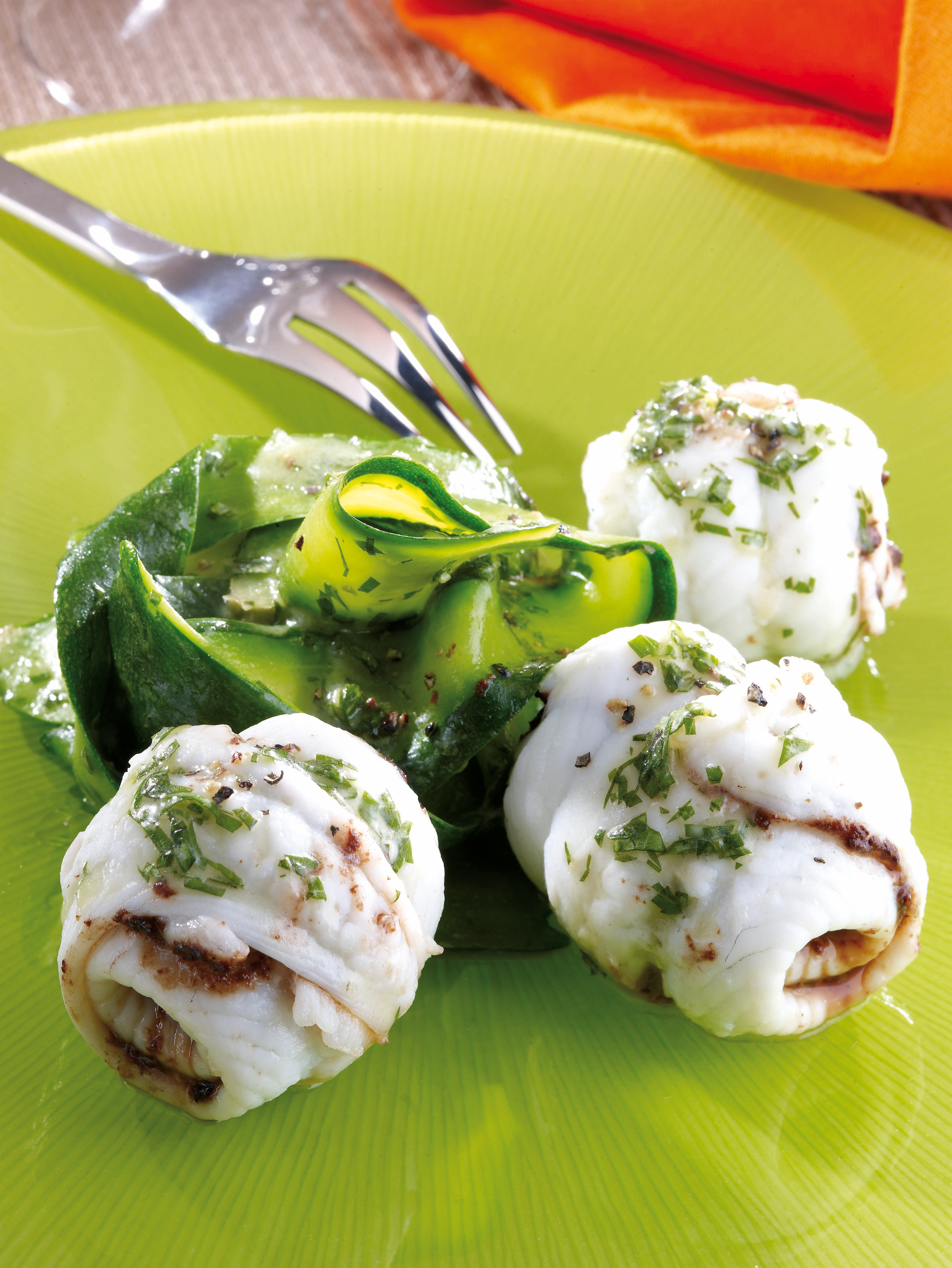 Filetti di sogliola arrotolati alle olive con salsa provenzale