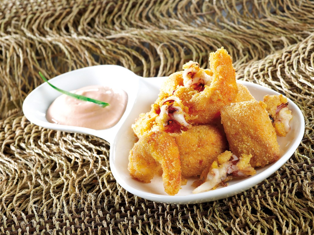 Fritto Misto mit Meeresfrüchten und Cocktailsoße