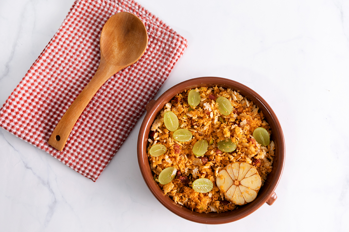 Migas con chorizo y uvas