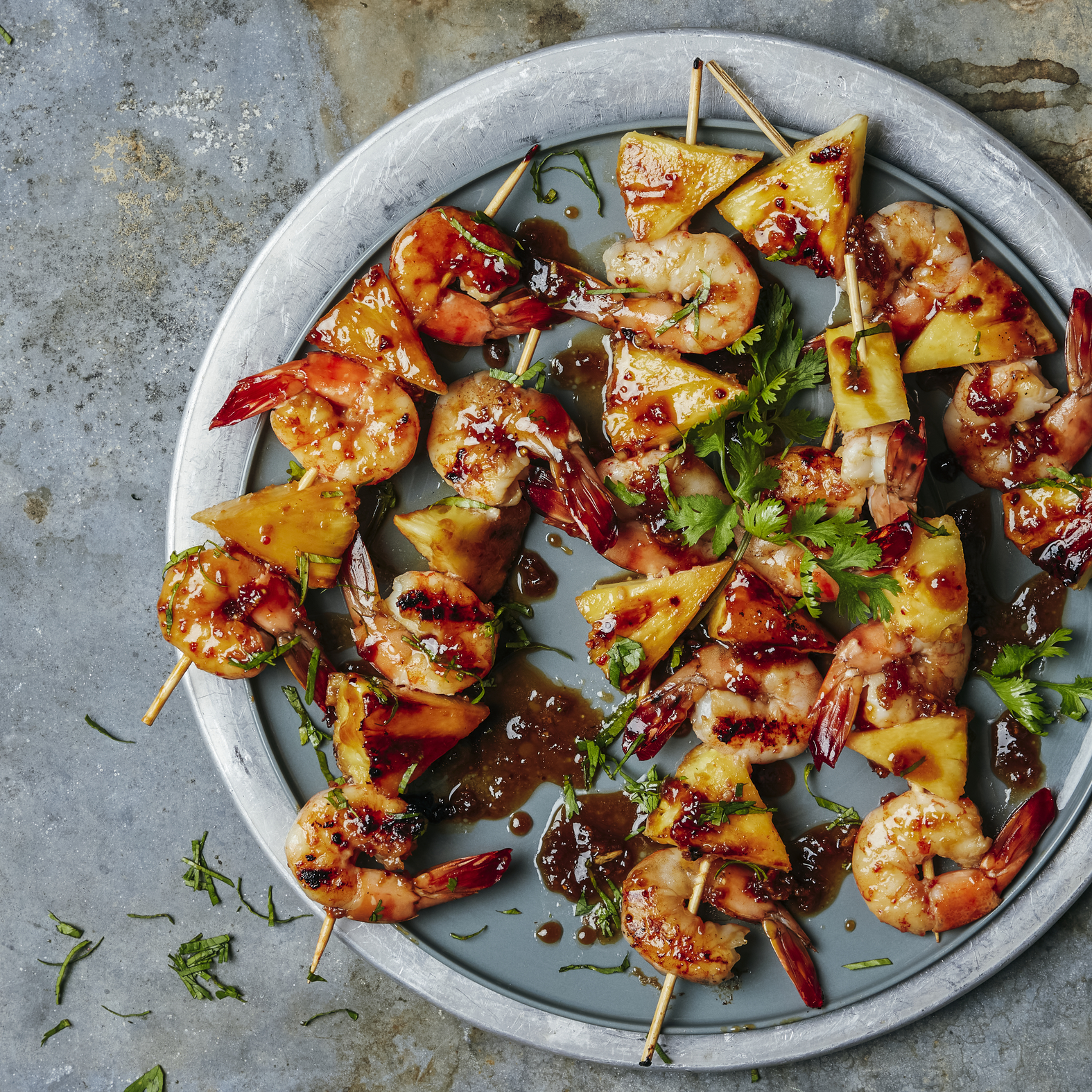Brochetas de piña y gambas con mantequilla con miel y ajo