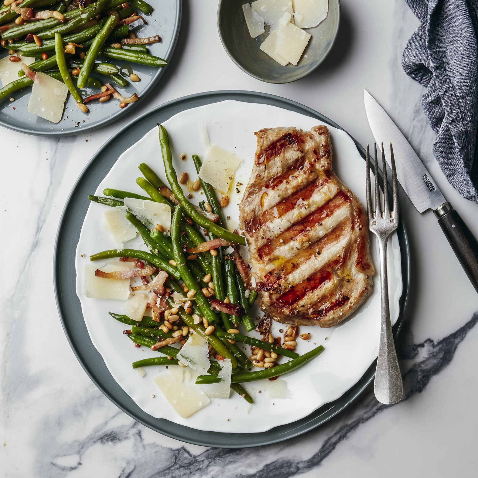 Costolette di vitello alla griglia con fagiolini, pancetta e parmigiano