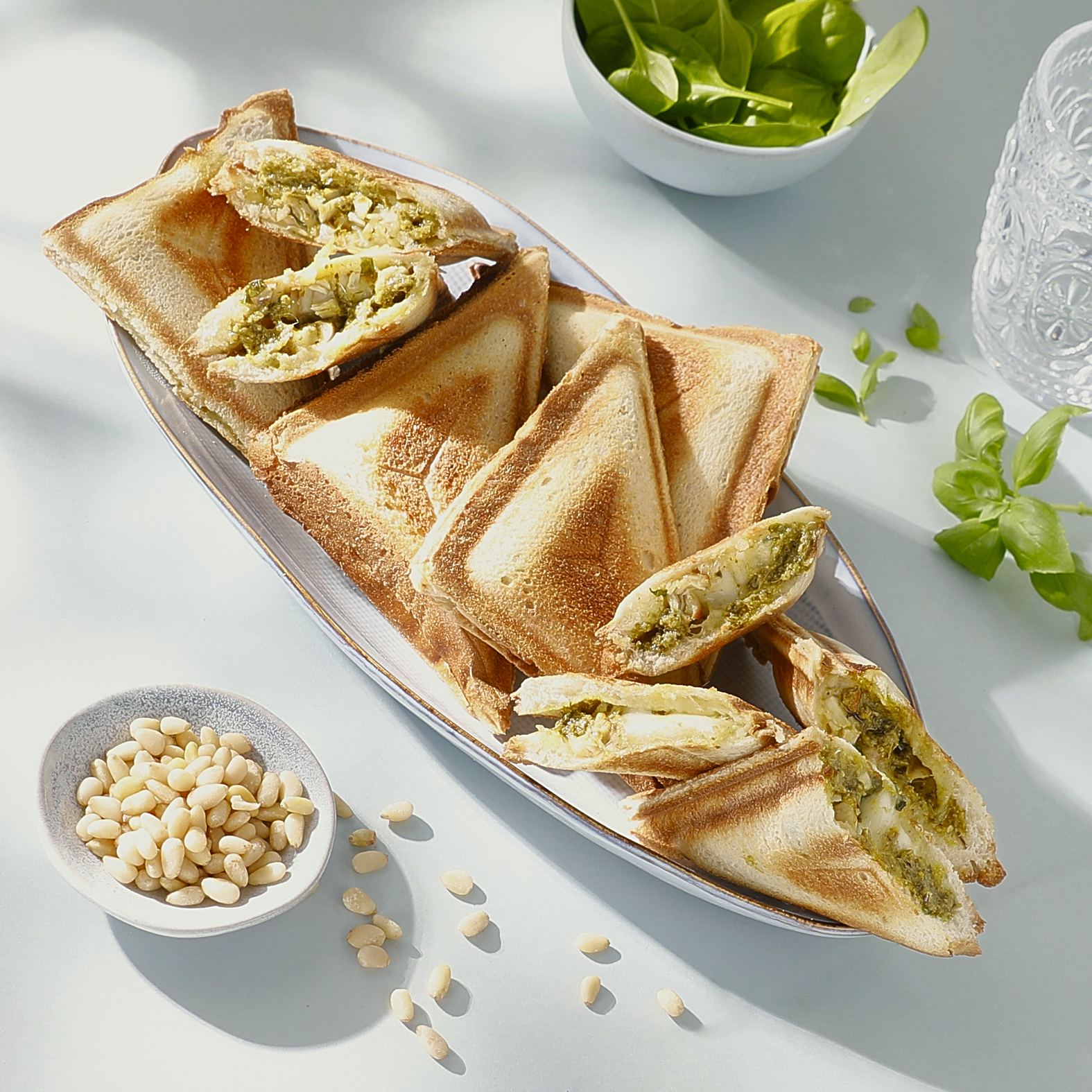 Getoastetes Dreieckssandwich mit Pesto und Hähnchen