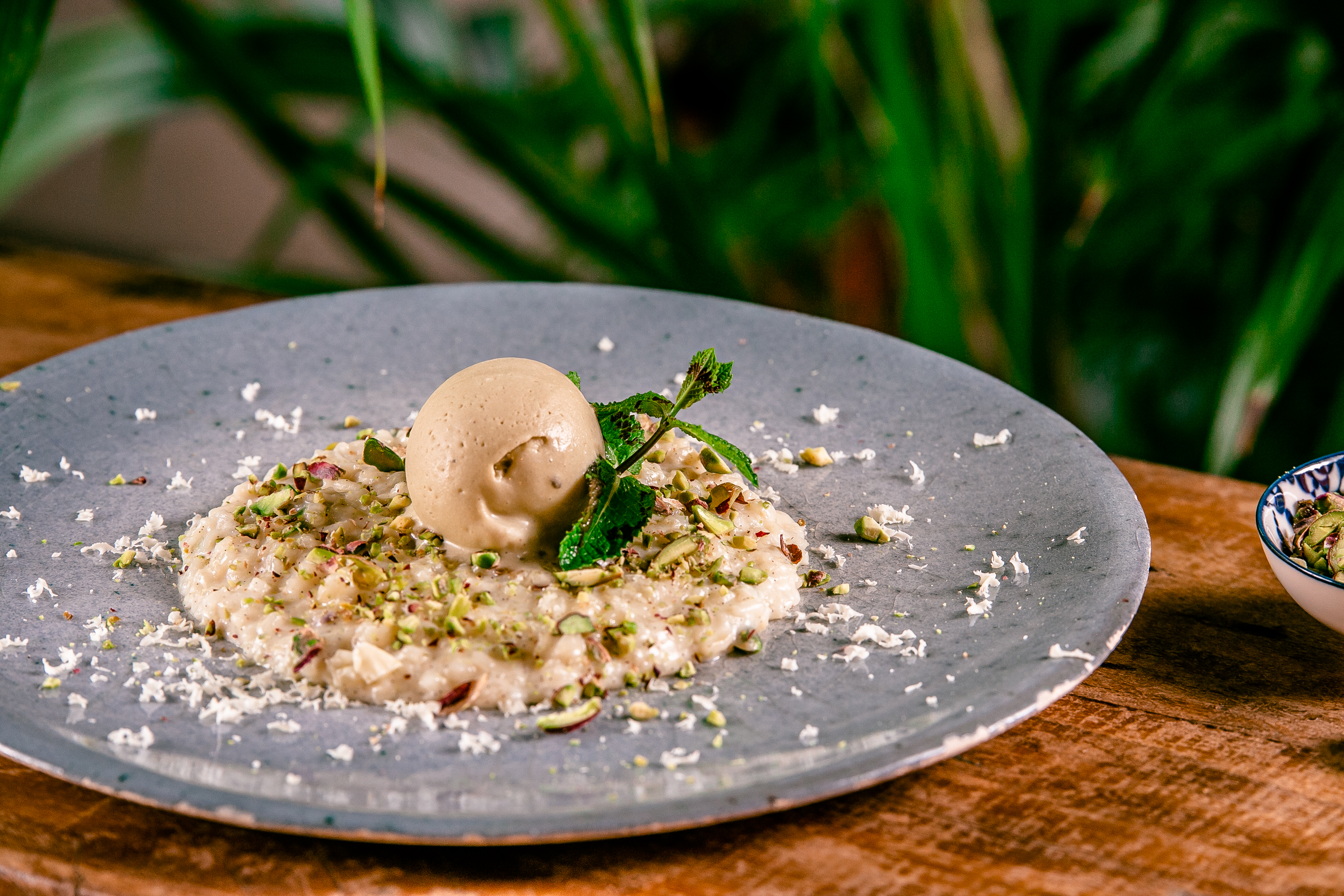 Riso con spezie al latte, cioccolato bianco e ghiacciato di pistacchi
