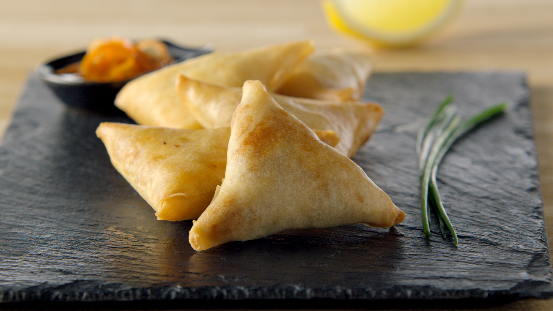 Samosas gefüllt mit Mozzarella und getrockneten Tomaten