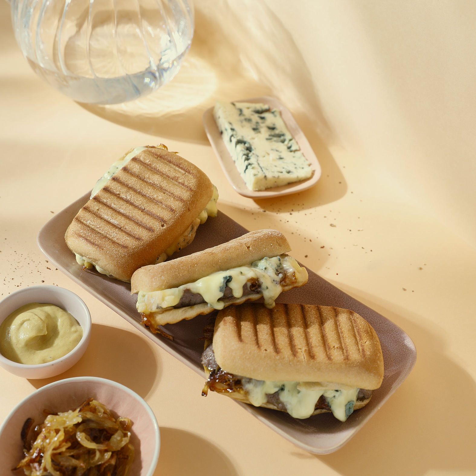 Panini mit Steak und karamellisierten Zwiebeln