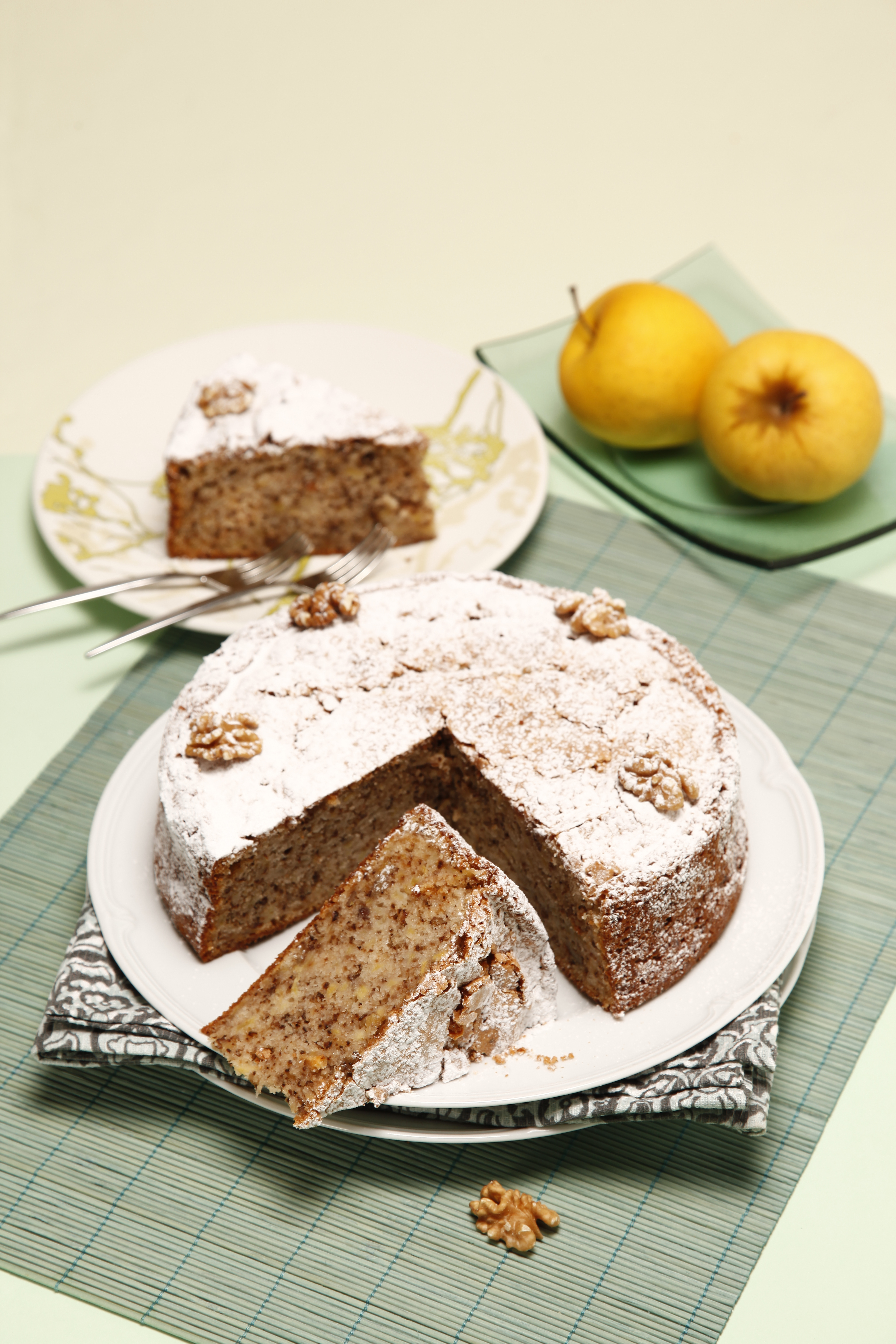 Bolo de maçã com nozes